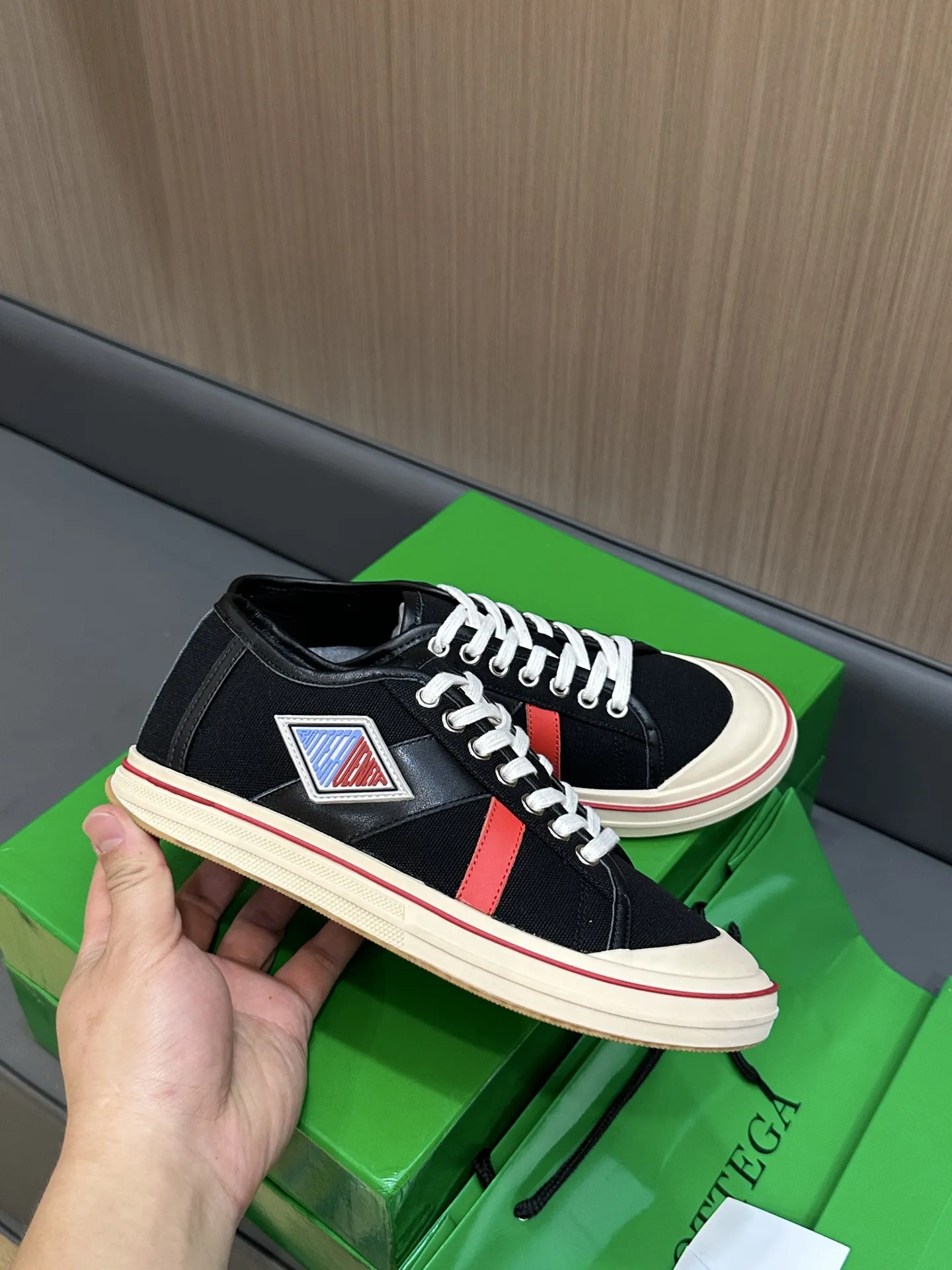 Bottega Veneta ホワイトキャンバスのレースアップスニーカー - 画像 (8)