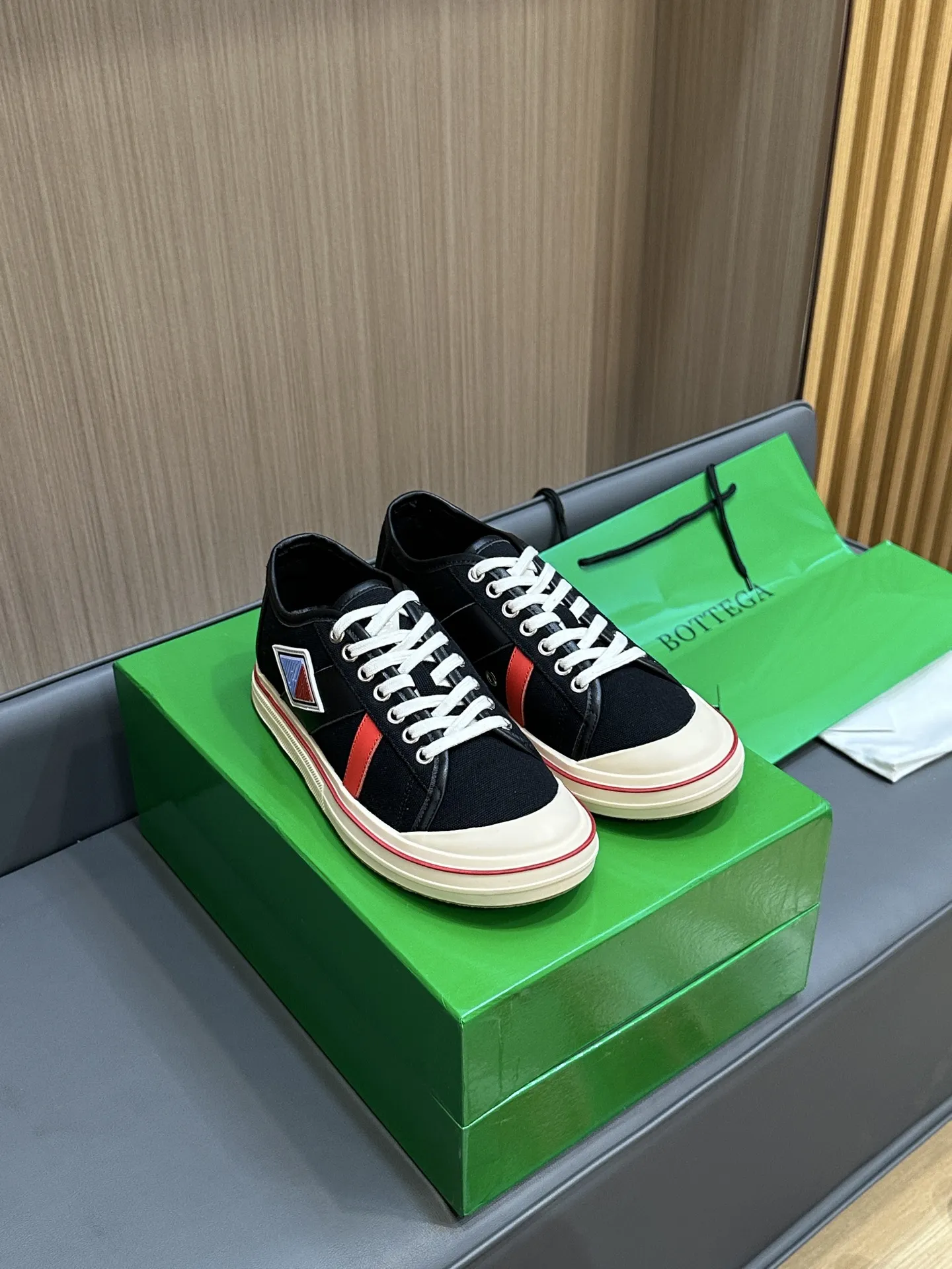 Bottega Veneta ホワイトキャンバスのレースアップスニーカー - 画像 (10)