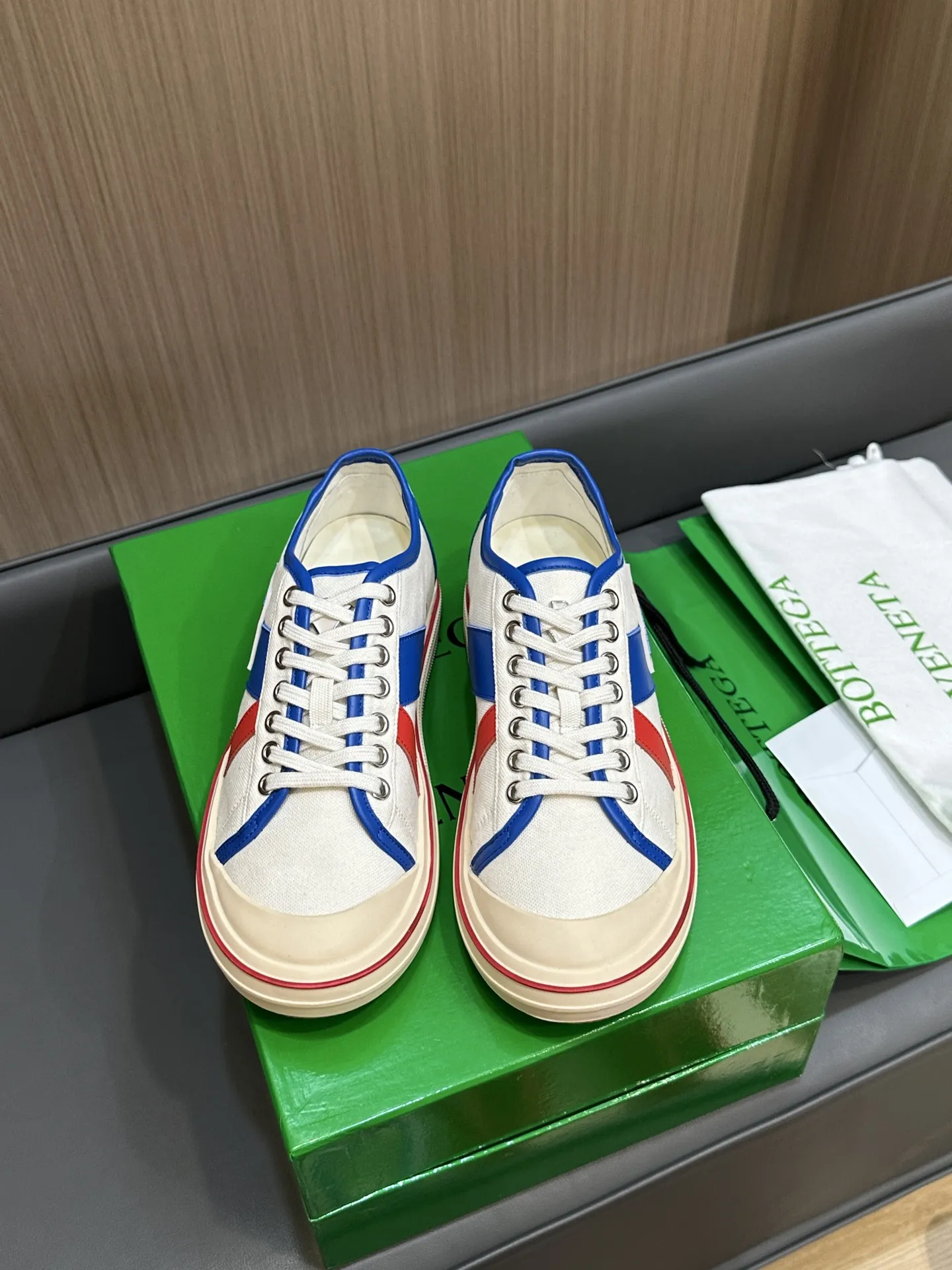 Bottega Veneta レザートリムのホワイトキャンバスレースアップスニーカー - 画像 (3)