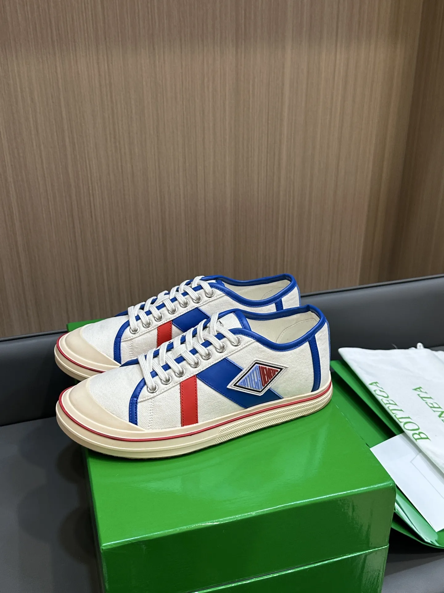 Bottega Veneta レザートリムのホワイトキャンバスレースアップスニーカー - 画像 (4)