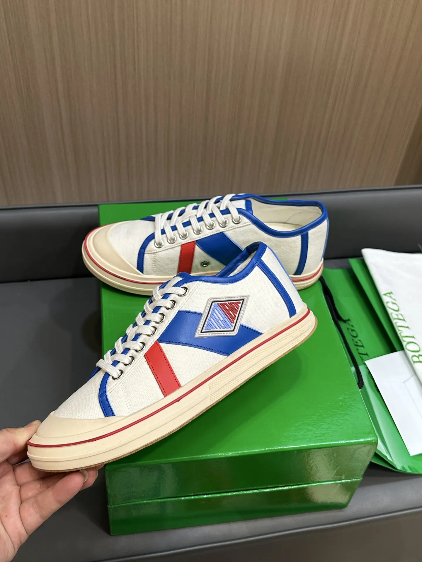 Bottega Veneta レザートリムのホワイトキャンバスレースアップスニーカー - 画像 (5)