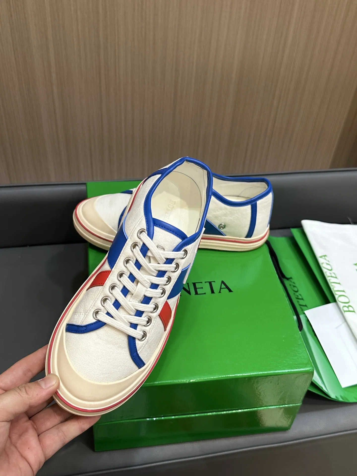 Bottega Veneta レザートリムのホワイトキャンバスレースアップスニーカー - 画像 (6)