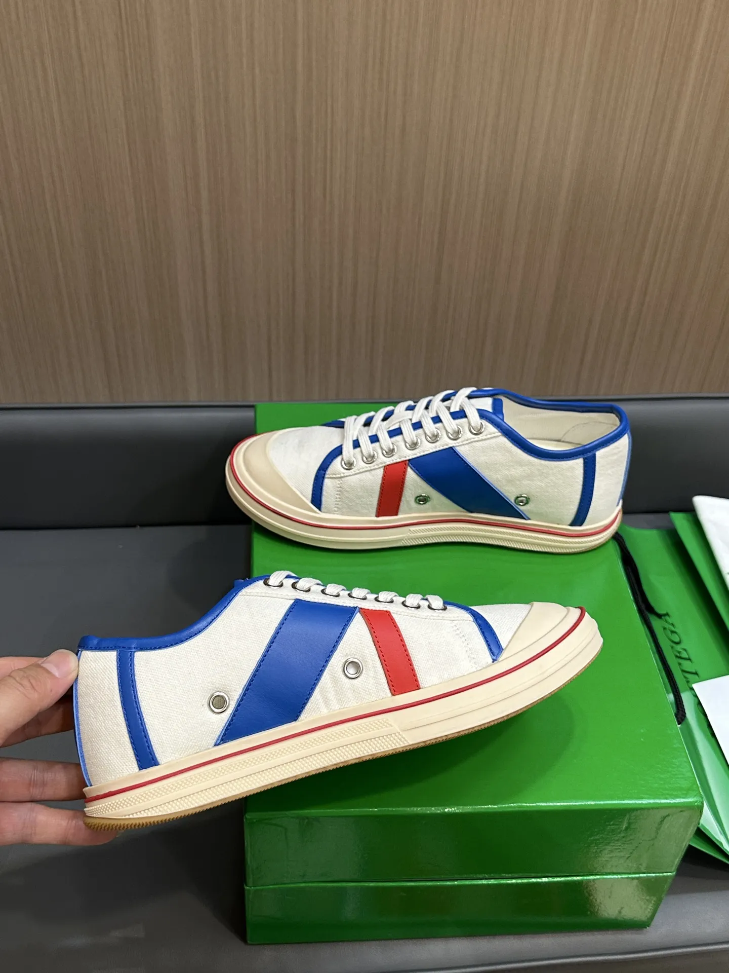 Bottega Veneta レザートリムのホワイトキャンバスレースアップスニーカー - 画像 (7)