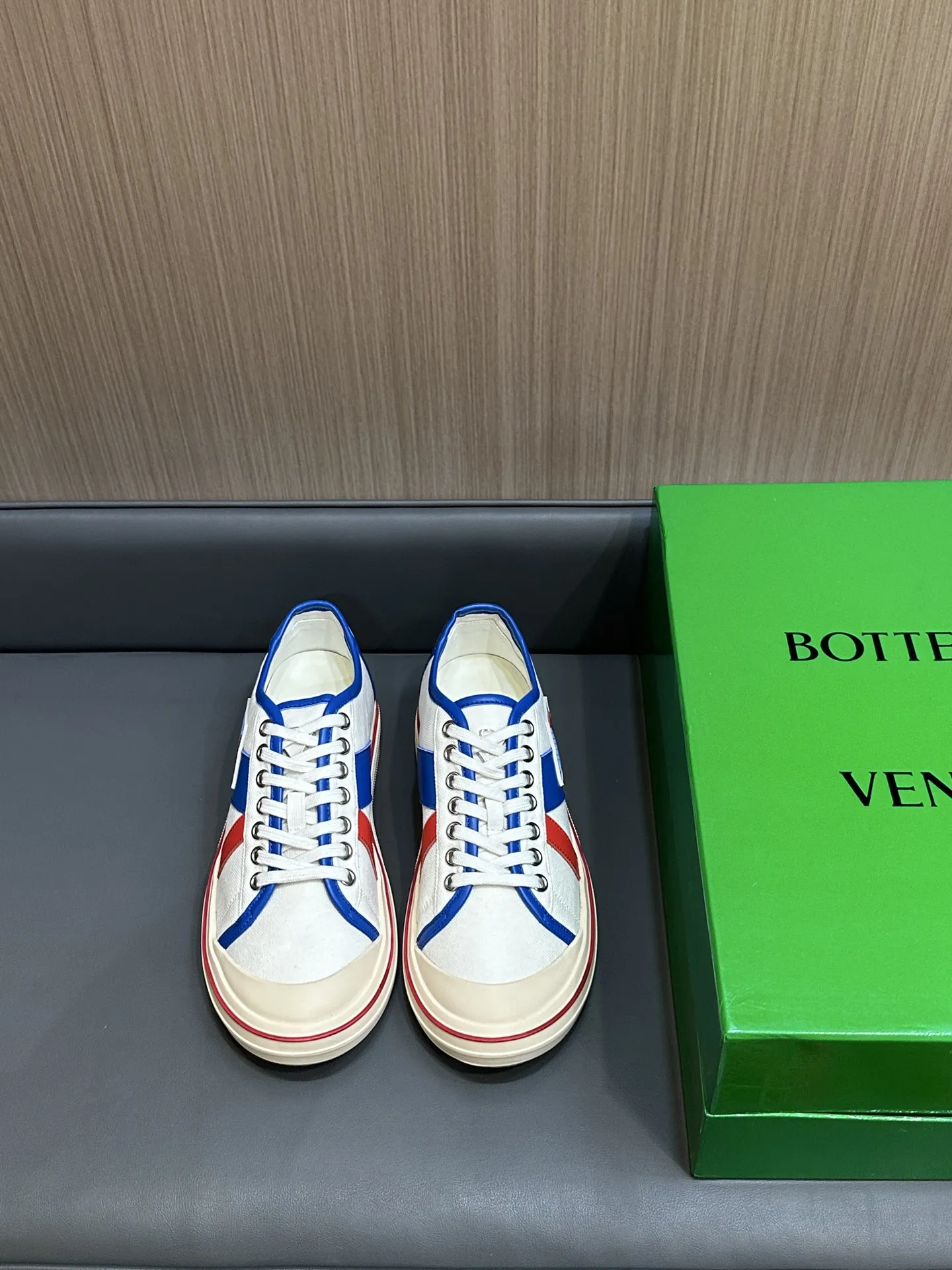 Bottega Veneta レザートリムのホワイトキャンバスレースアップスニーカー - 画像 (8)