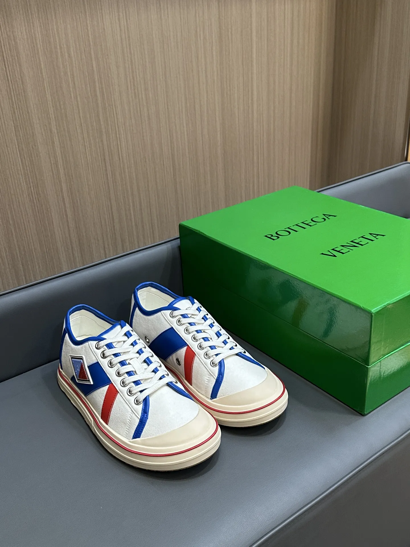 Bottega Veneta レザートリムのホワイトキャンバスレースアップスニーカー - 画像 (9)