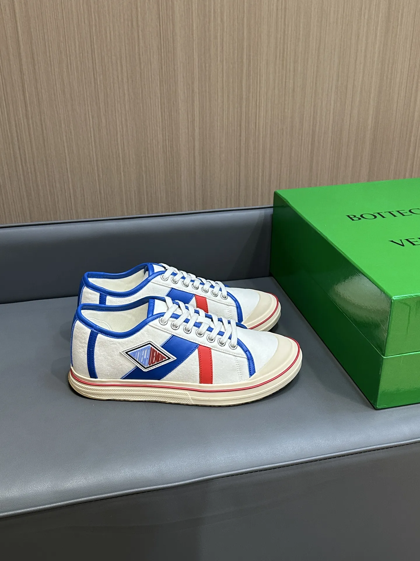 Bottega Veneta レザートリムのホワイトキャンバスレースアップスニーカー - 画像 (10)