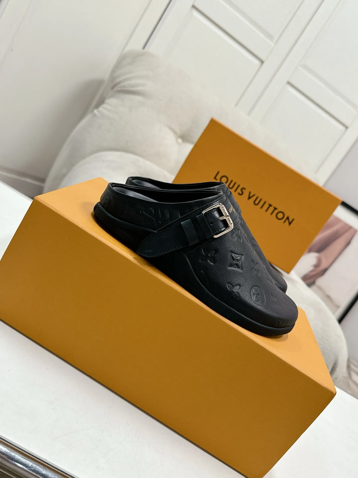 LOUIS VUITTON黒色フラットスリッパ新作 - 画像 (3)