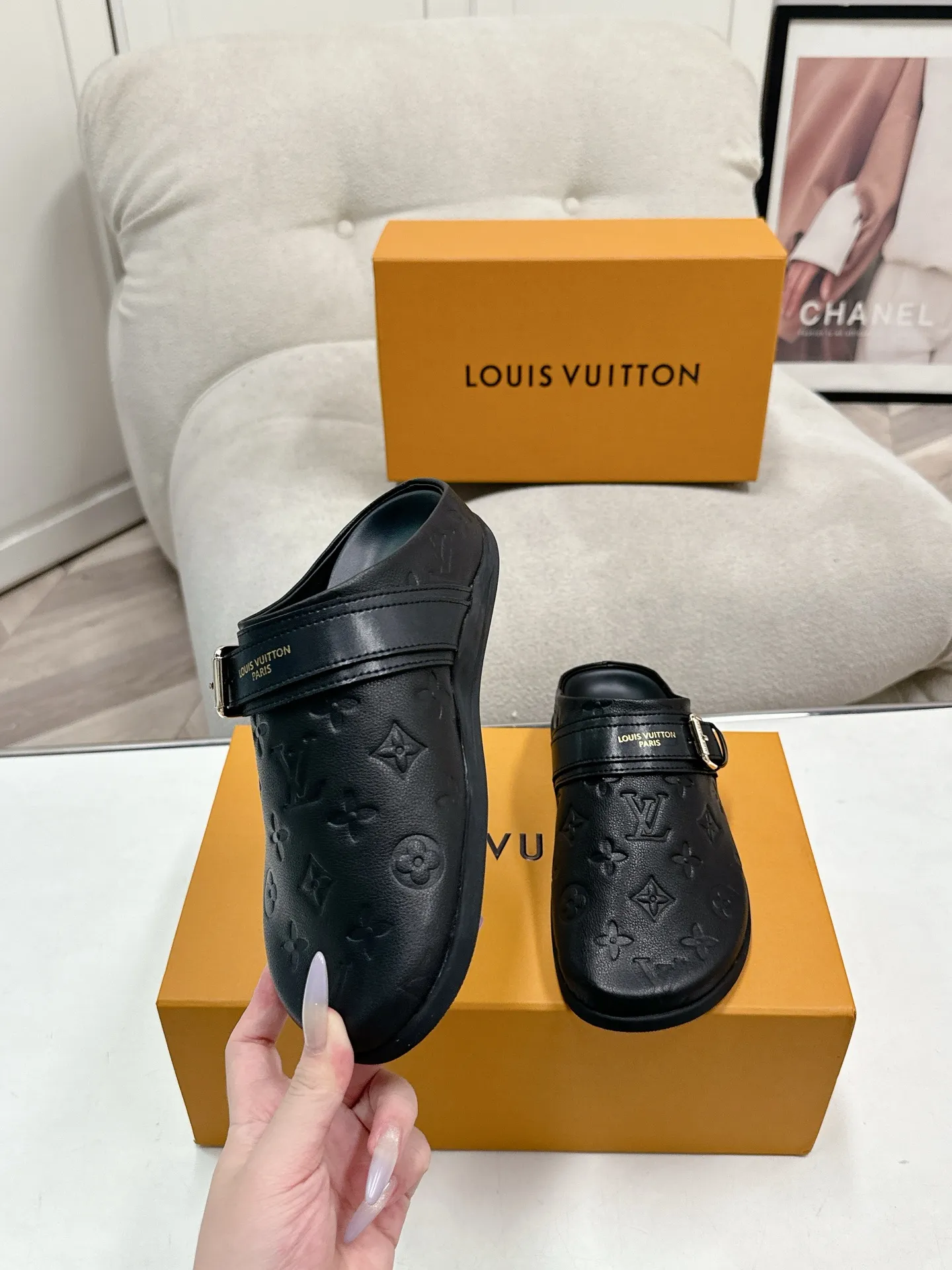 LOUIS VUITTON黒色フラットスリッパ新作 - 画像 (5)