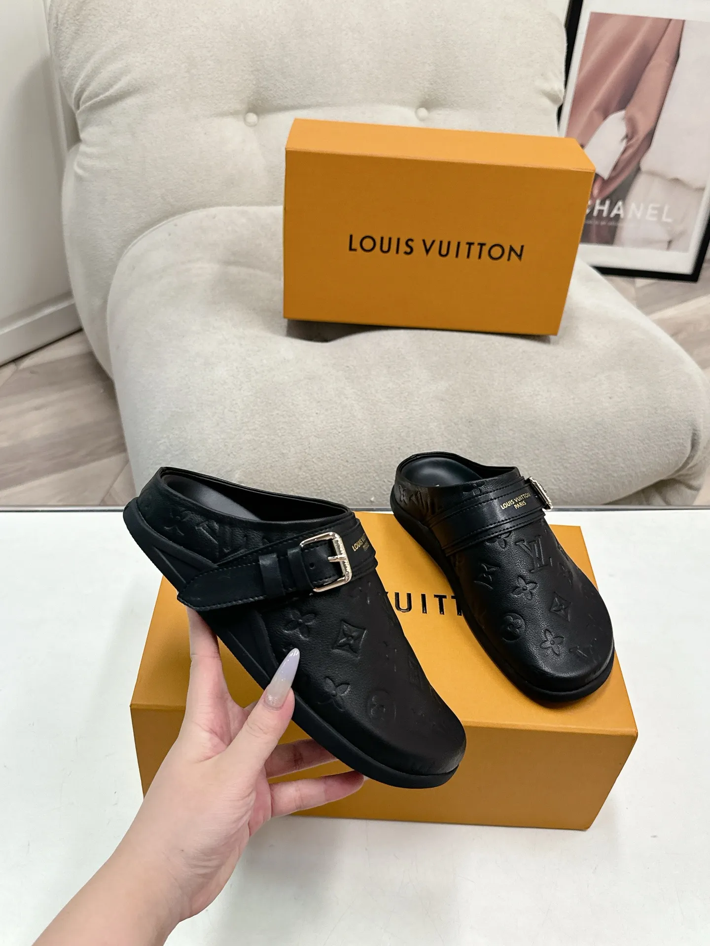 LOUIS VUITTON黒色フラットスリッパ新作 - 画像 (6)