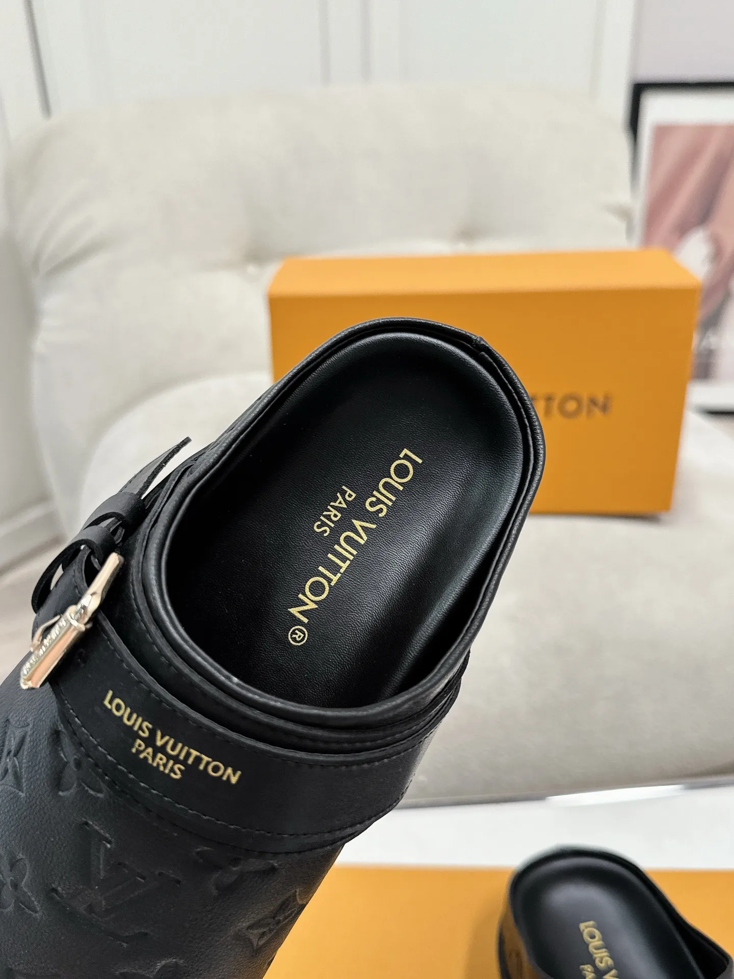 LOUIS VUITTON黒色フラットスリッパ新作 - 画像 (8)