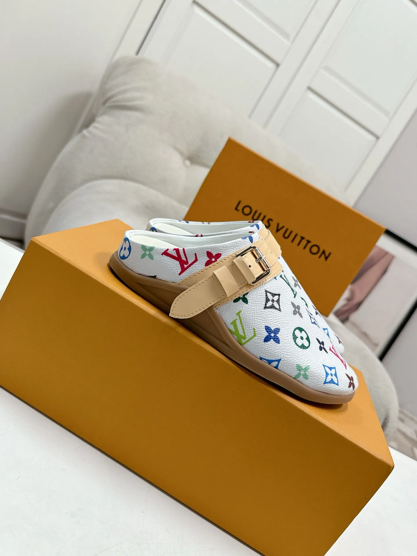 LOUIS VUITTON 色とりどりの花 ミュールスリッパ - 画像 (3)