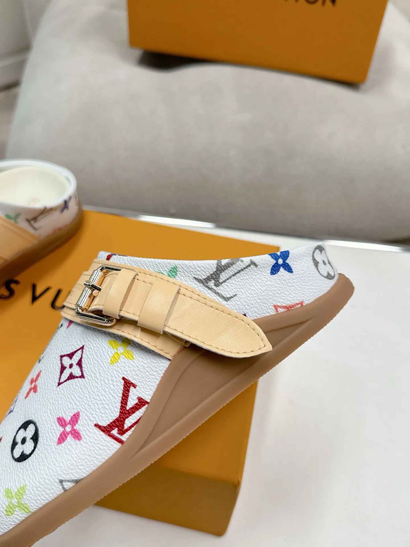 LOUIS VUITTON 色とりどりの花 ミュールスリッパ - 画像 (9)