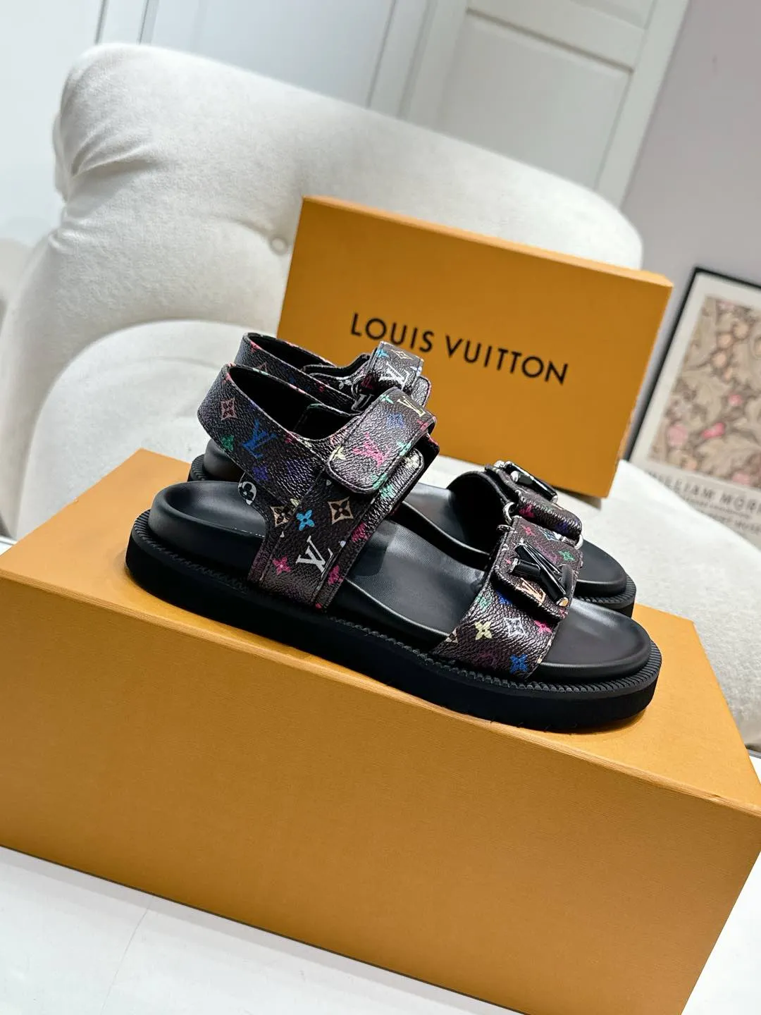 Louis Vuitton新作サンダル黒色四角い頭デザイン - 画像 (3)