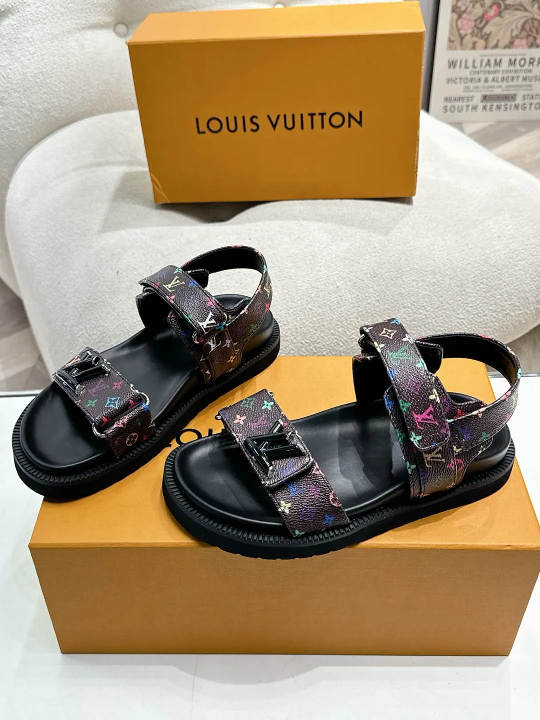 Louis Vuitton新作サンダル黒色四角い頭デザイン - 画像 (6)