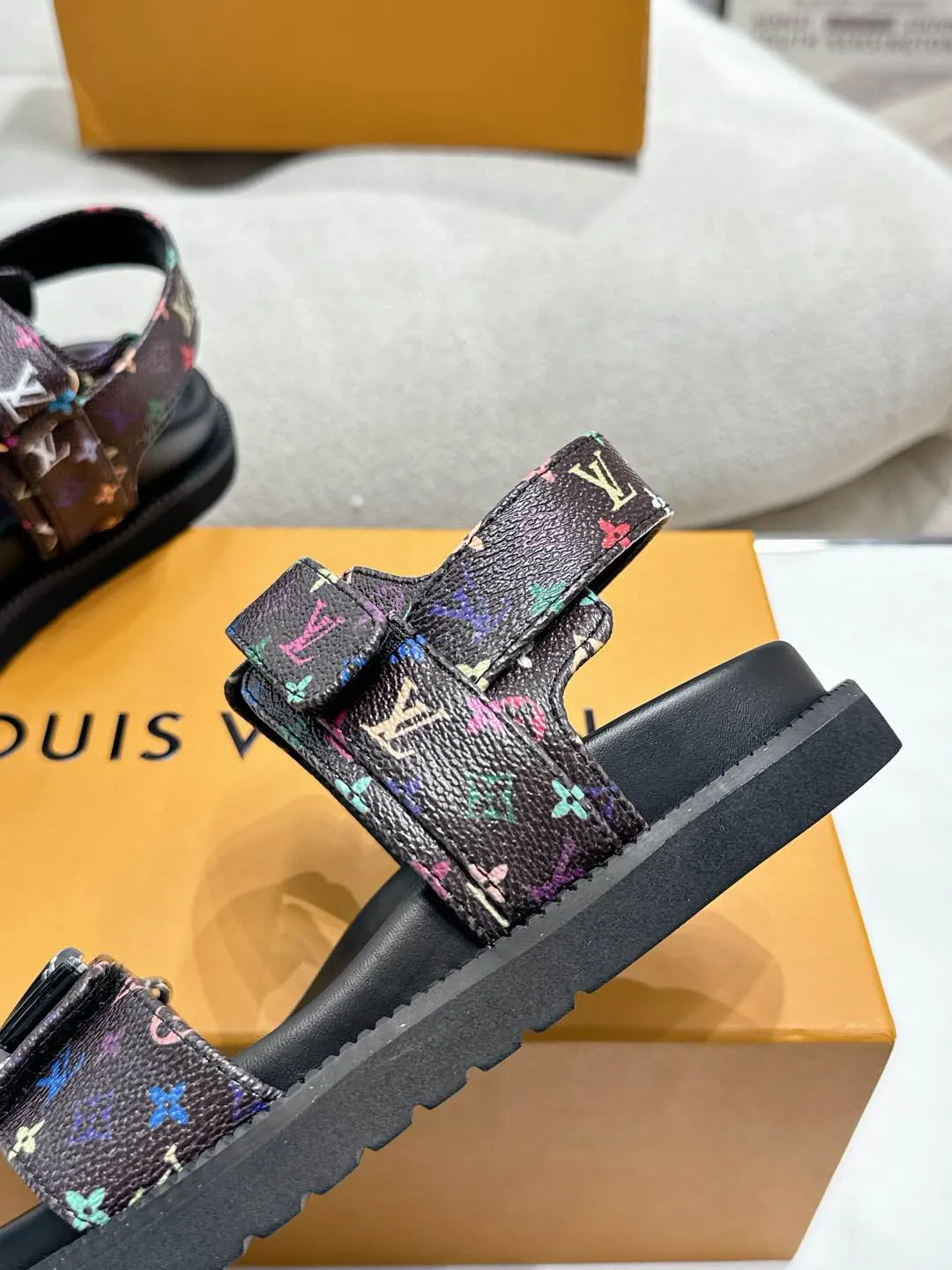 Louis Vuitton新作サンダル黒色四角い頭デザイン - 画像 (8)