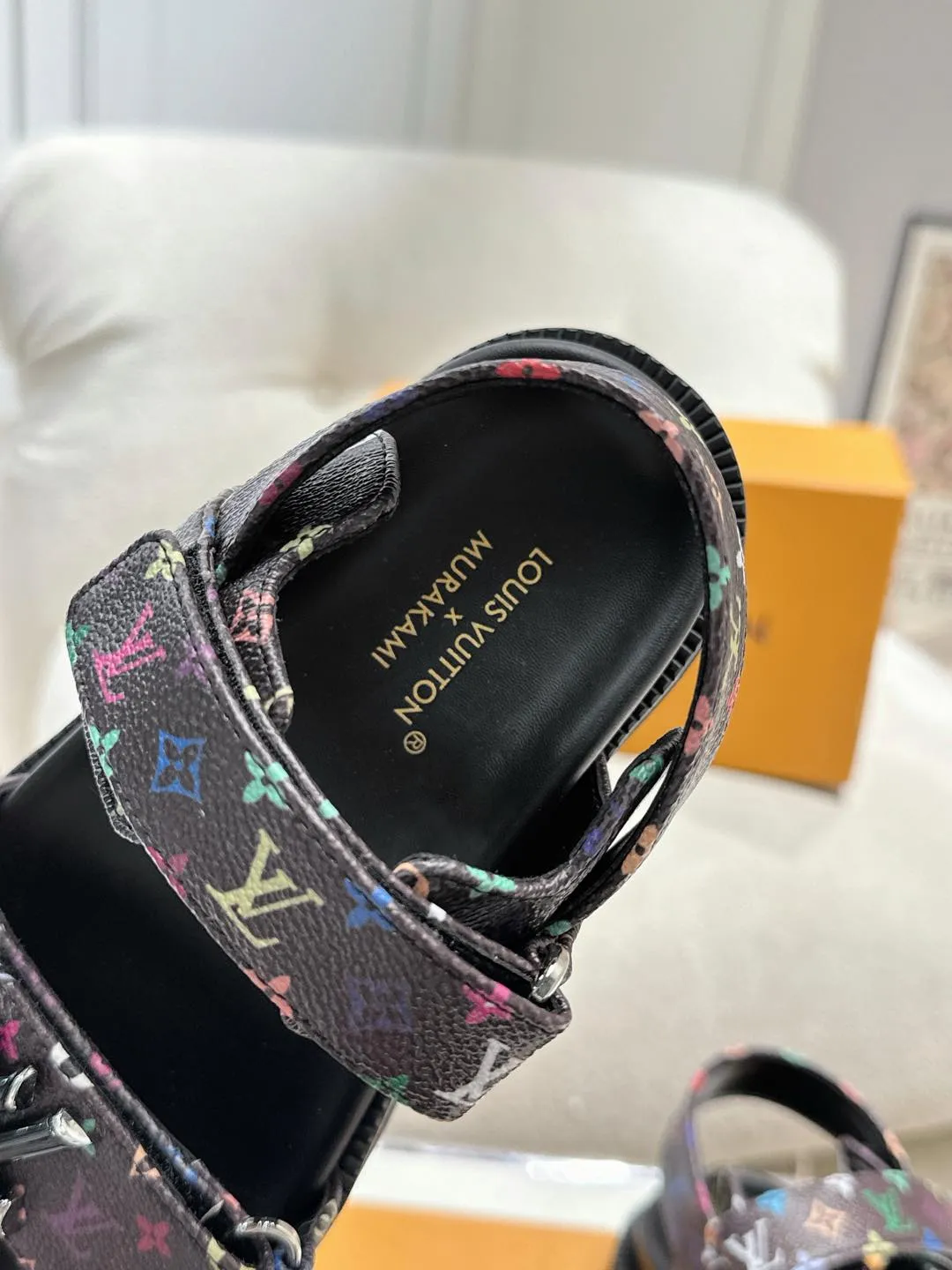 Louis Vuitton新作サンダル黒色四角い頭デザイン - 画像 (9)