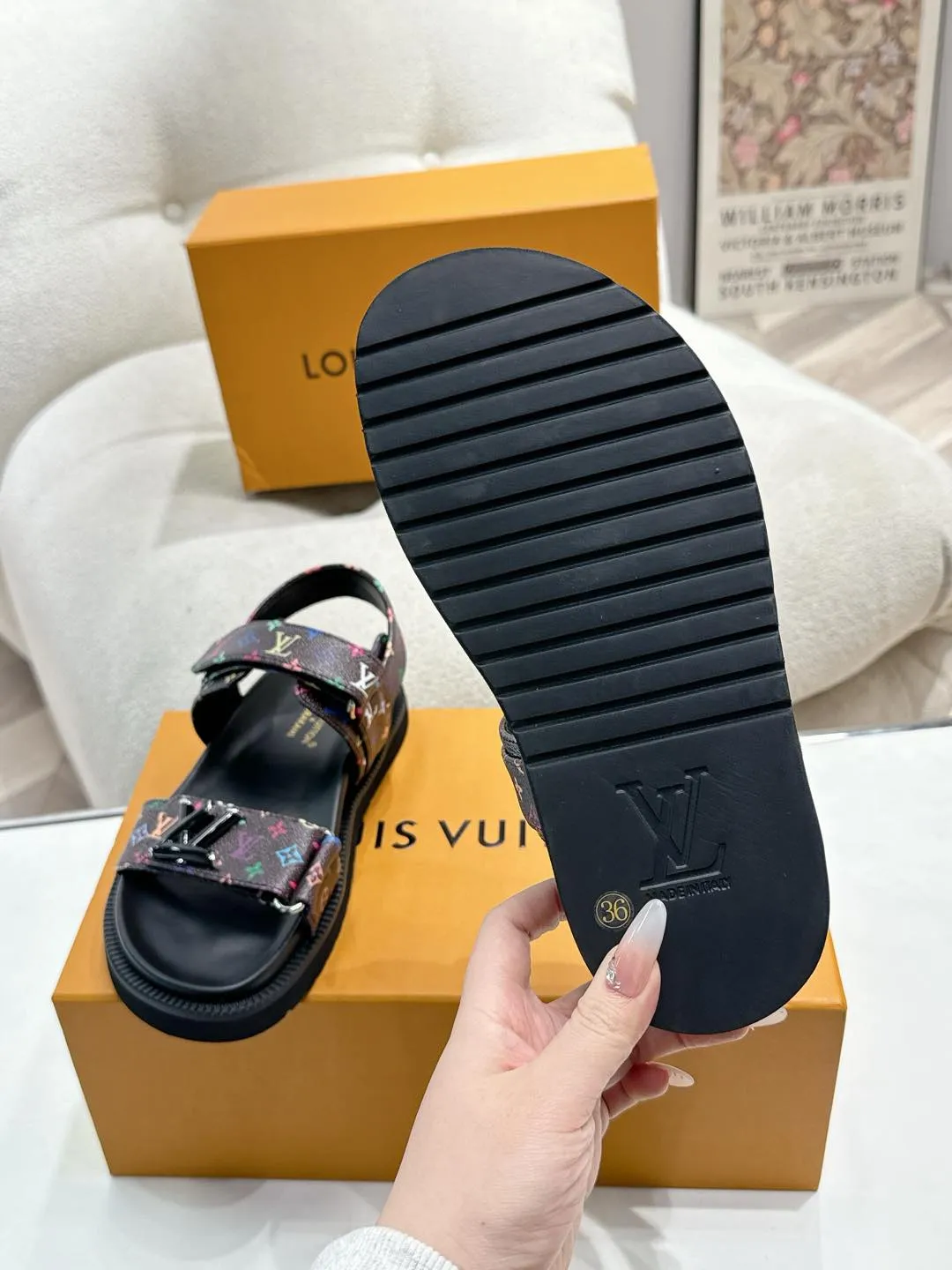 Louis Vuitton新作サンダル黒色四角い頭デザイン - 画像 (10)
