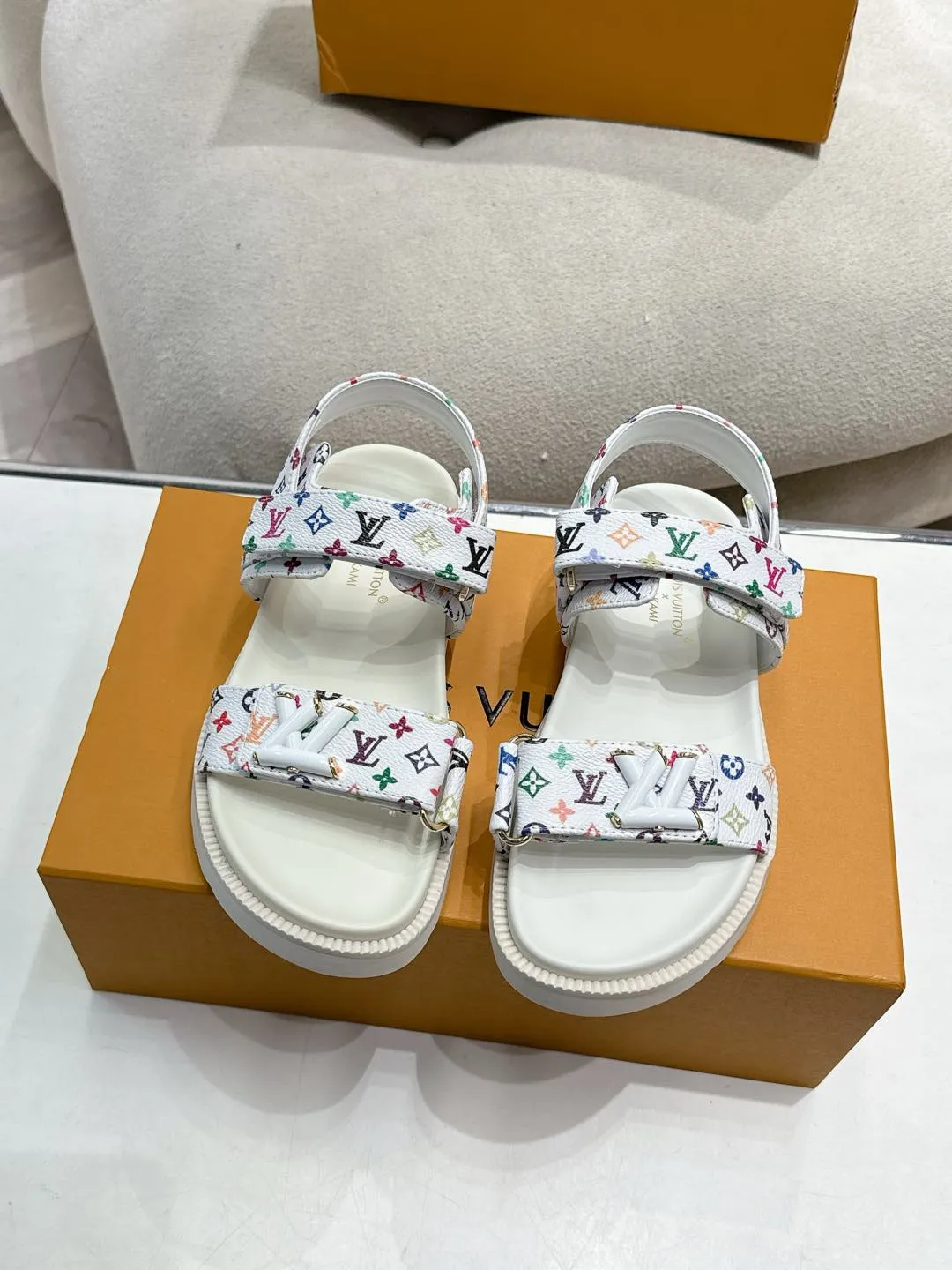 Louis Vuitton新作フラットサンダル白色色とりどりの花