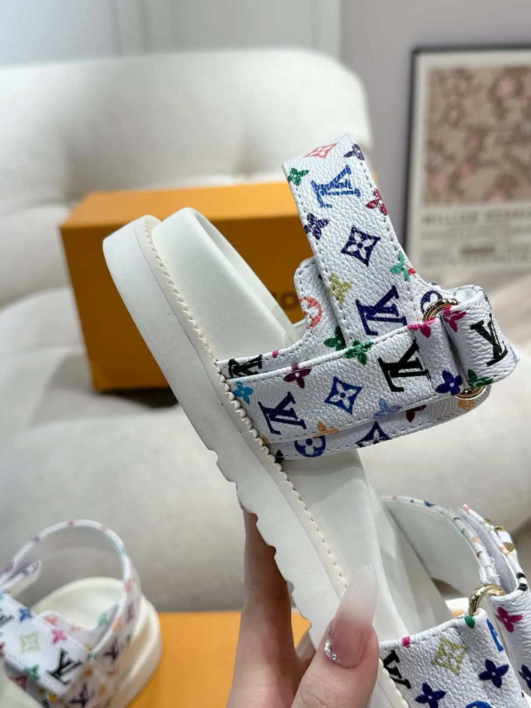 Louis Vuitton新作フラットサンダル白色色とりどりの花 - 画像 (9)