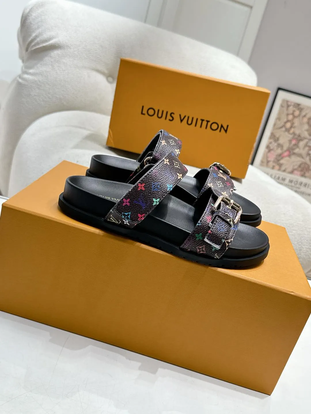 Louis Vuitton新作フラットサンダル黒色花柄 - 画像 (3)