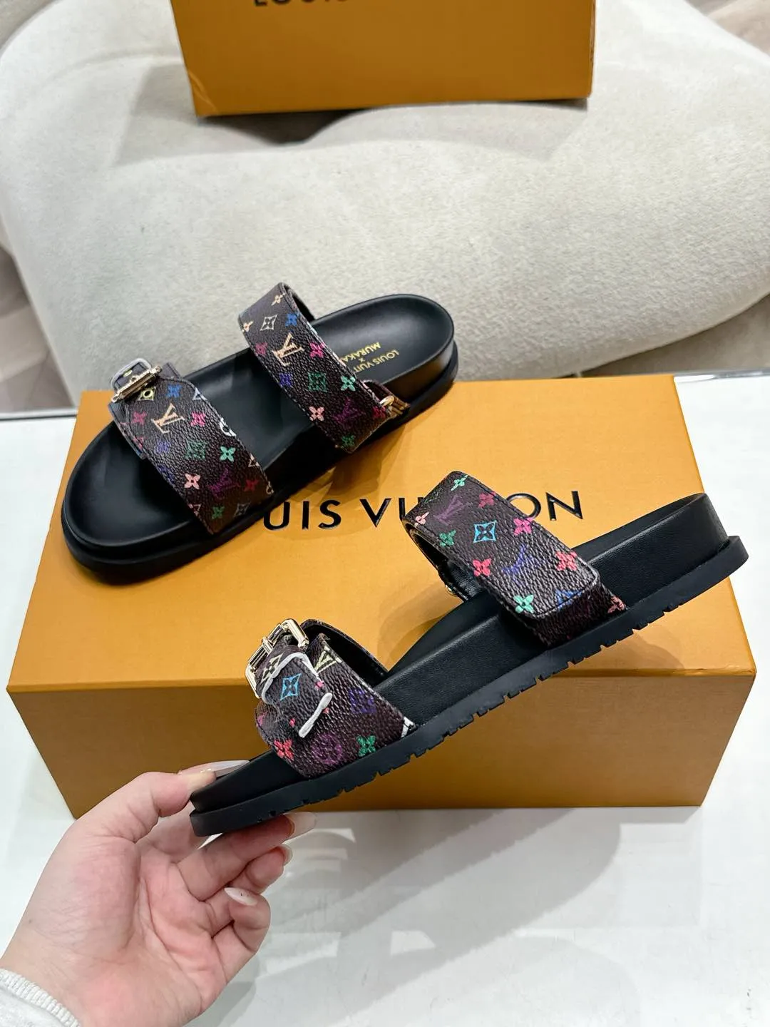 Louis Vuitton新作フラットサンダル黒色花柄 - 画像 (5)