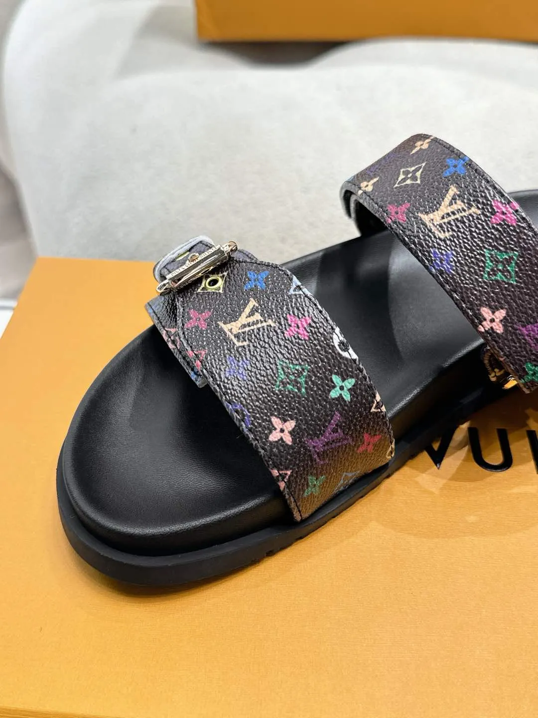 Louis Vuitton新作フラットサンダル黒色花柄 - 画像 (7)