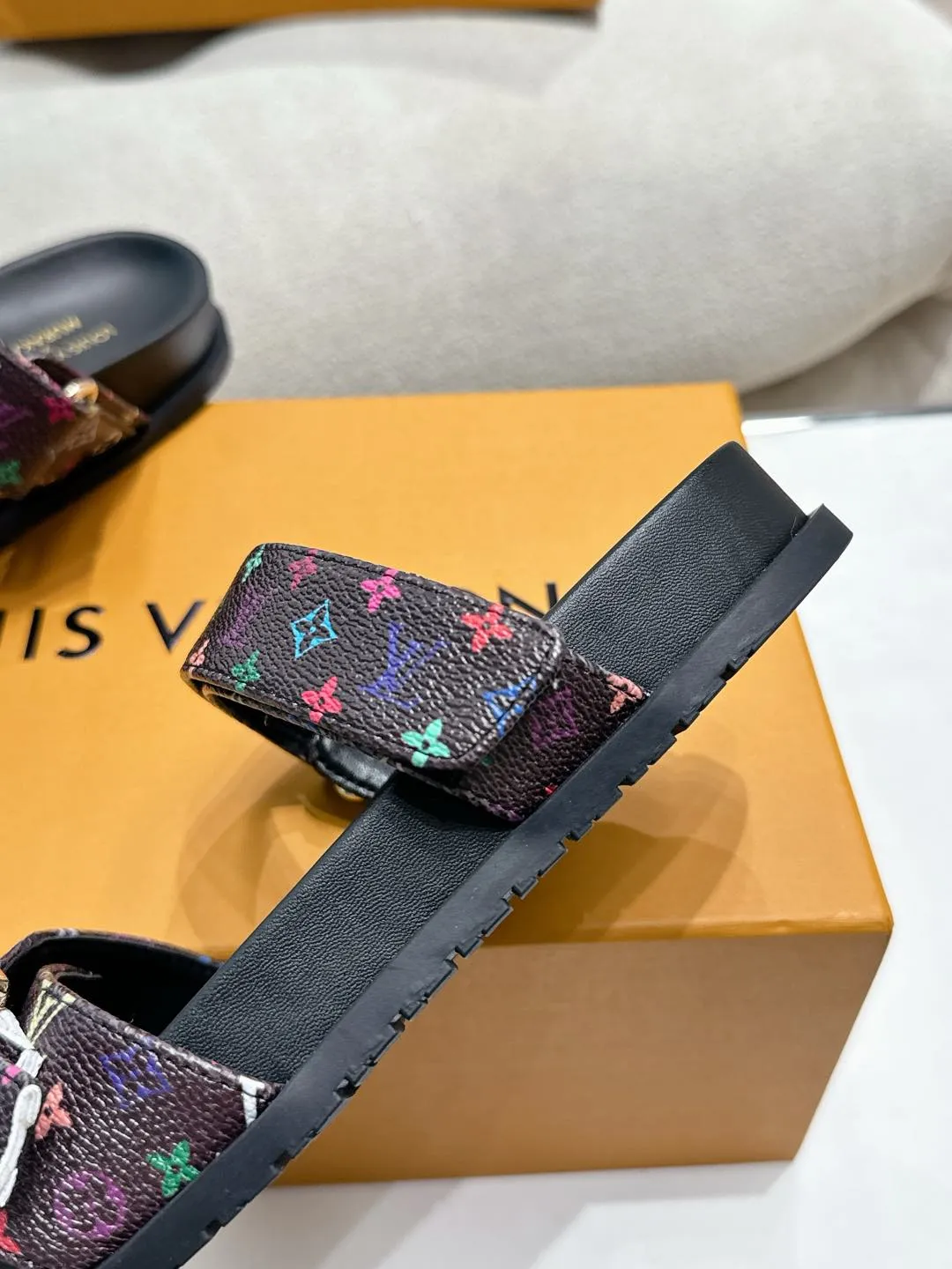 Louis Vuitton新作フラットサンダル黒色花柄 - 画像 (8)