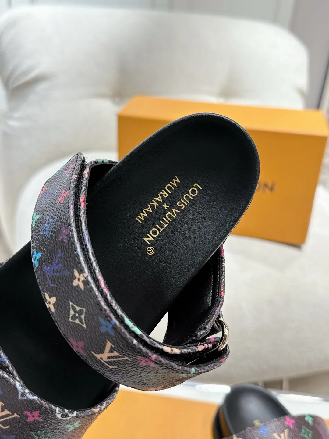 Louis Vuitton新作フラットサンダル黒色花柄 - 画像 (9)