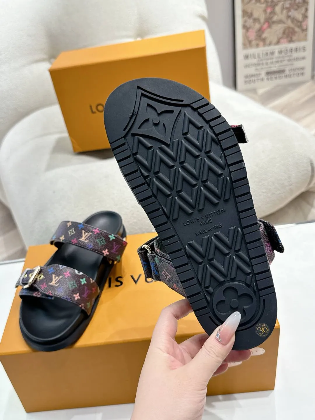 Louis Vuitton新作フラットサンダル黒色花柄 - 画像 (10)