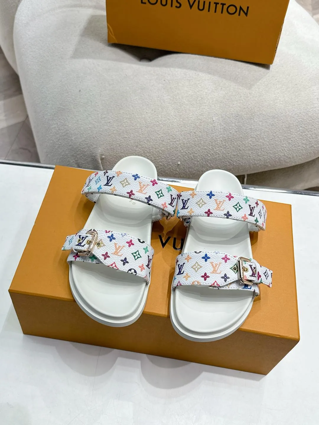 Louis Vuitton新作フラットスリッパ白色とりどりの花