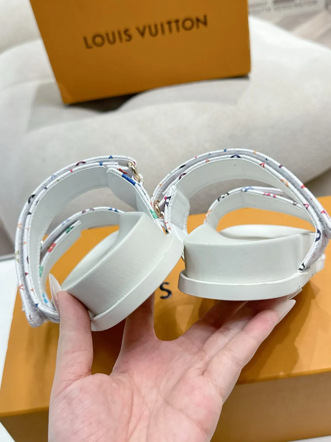 Louis Vuitton新作フラットスリッパ白色とりどりの花 - 画像 (10)