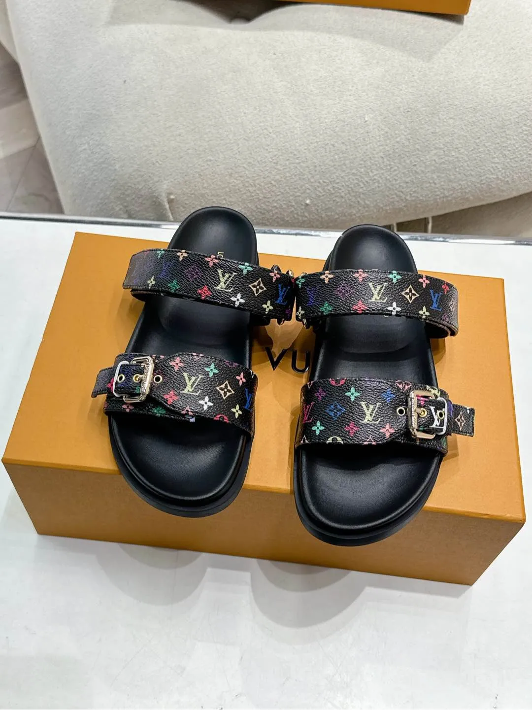 Louis Vuitton新作フラットスリッパ黒色四角い頭