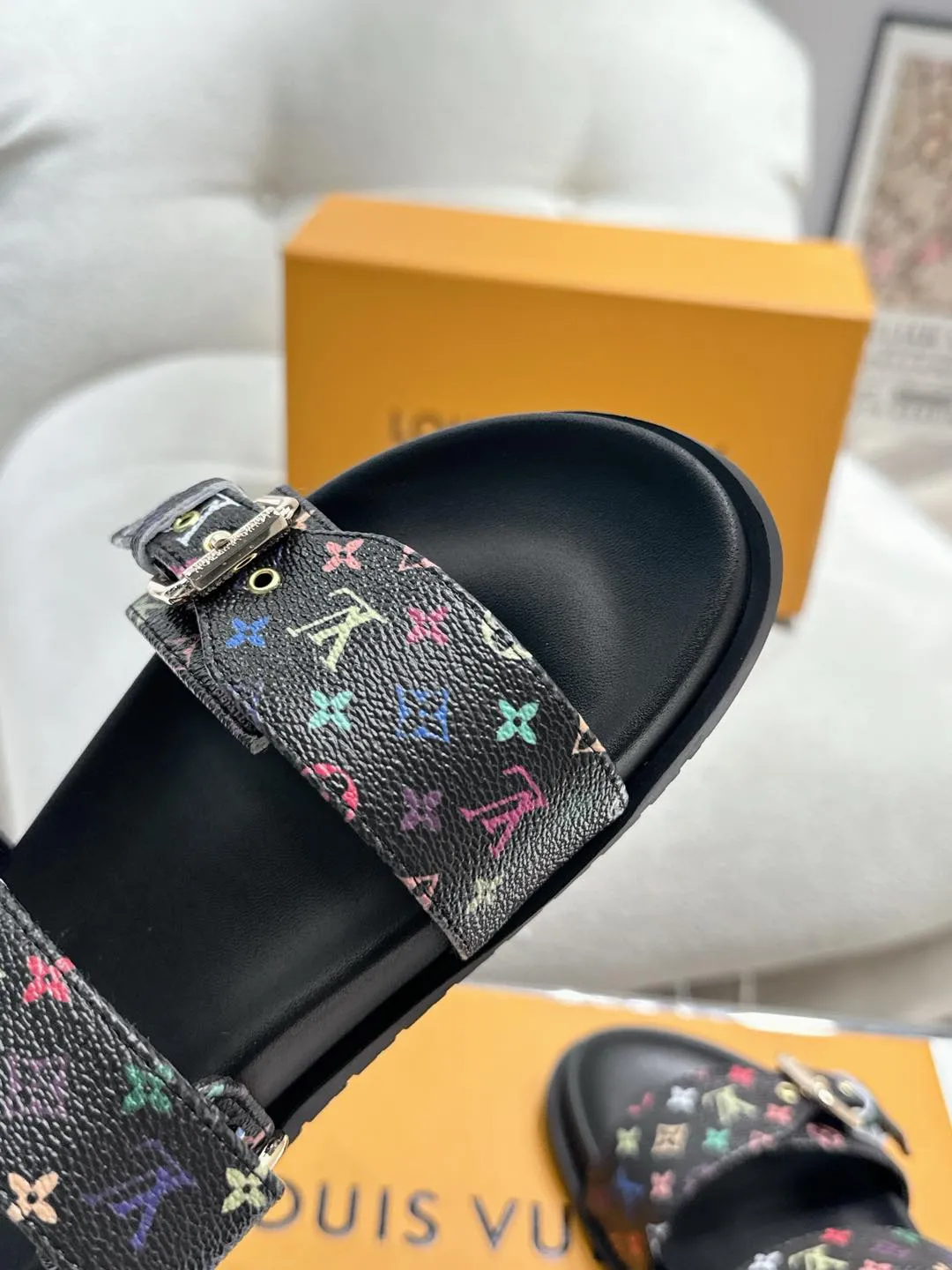 Louis Vuitton新作フラットスリッパ黒色四角い頭 - 画像 (7)