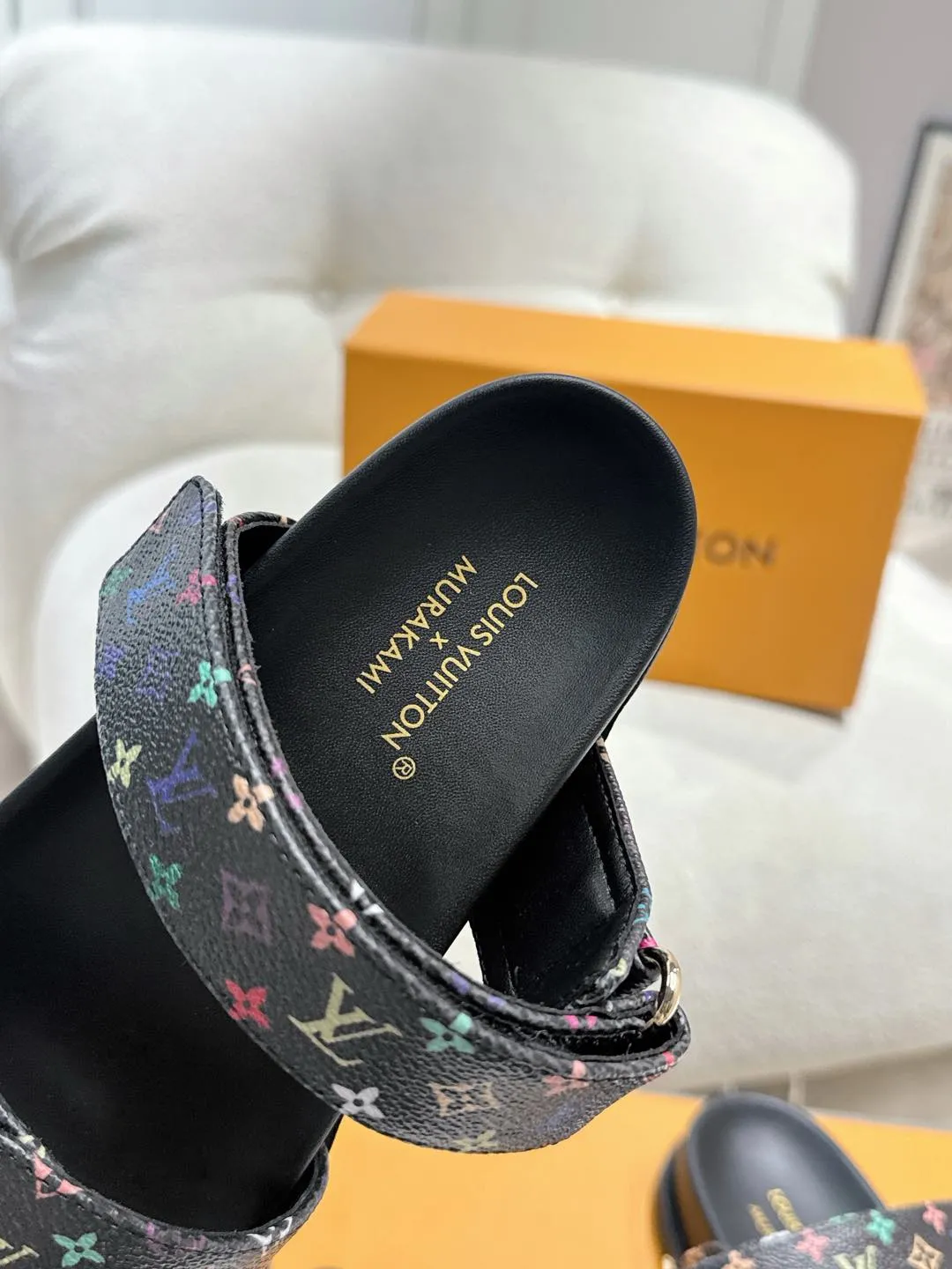 Louis Vuitton新作フラットスリッパ黒色四角い頭 - 画像 (9)