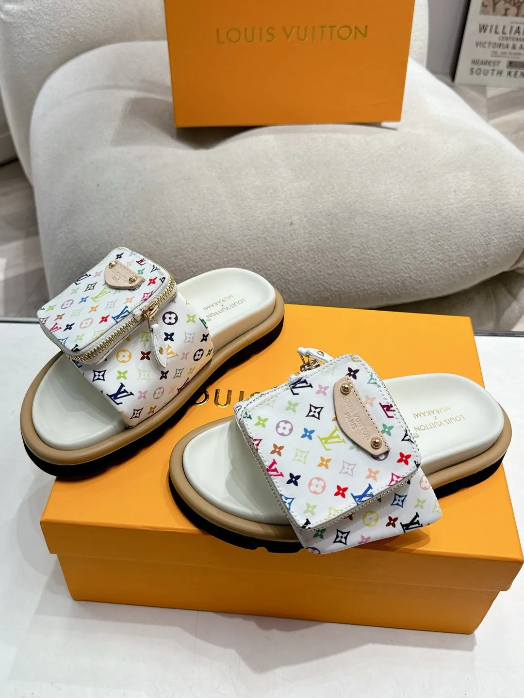 LOUIS VUITTON 新作フラットスリッパ カラフル花柄 - 画像 (6)