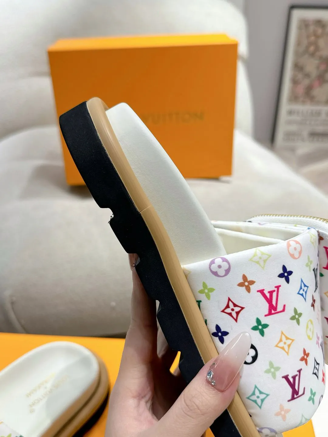 LOUIS VUITTON 新作フラットスリッパ カラフル花柄 - 画像 (8)
