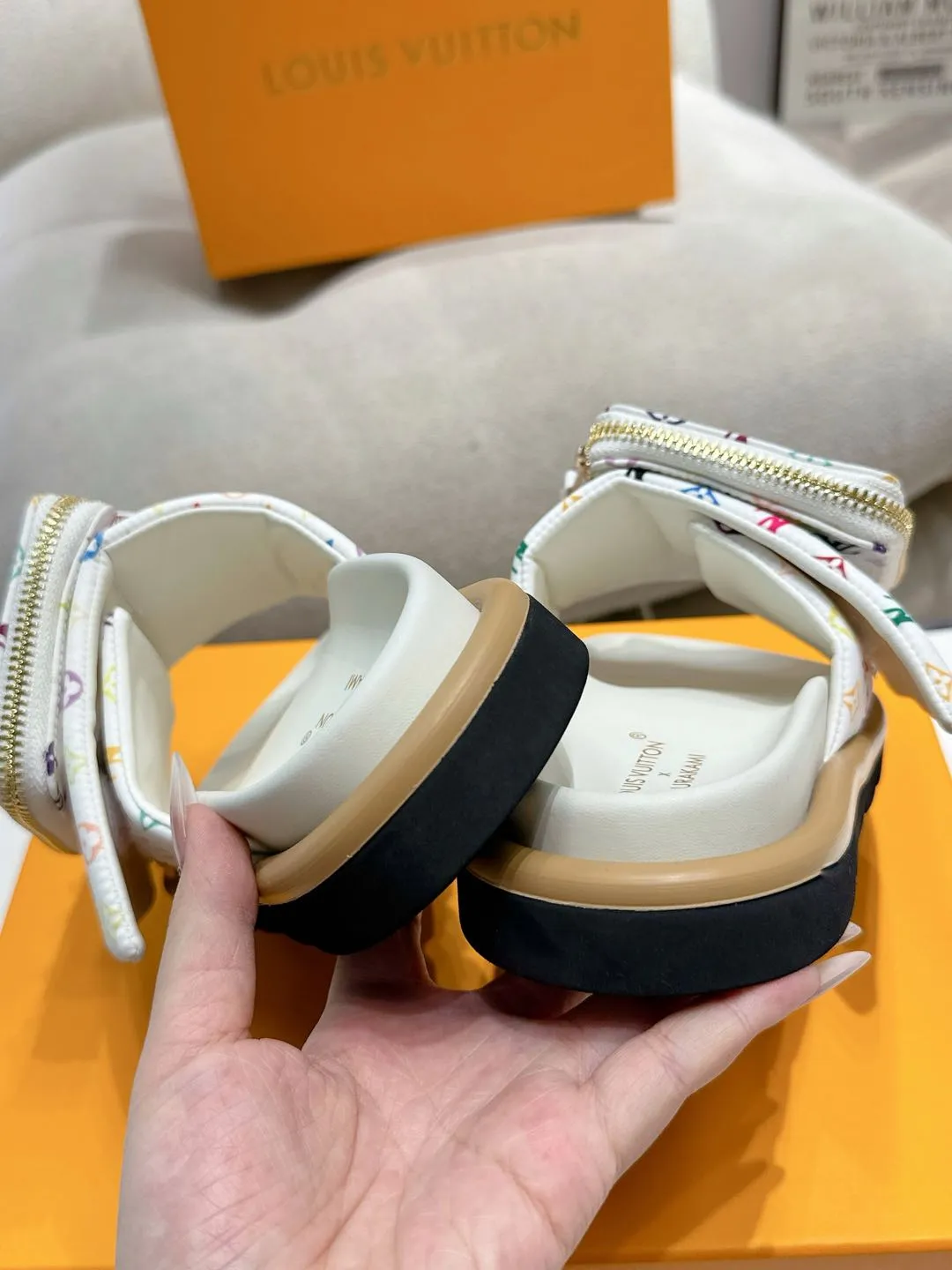 LOUIS VUITTON 新作フラットスリッパ カラフル花柄 - 画像 (9)