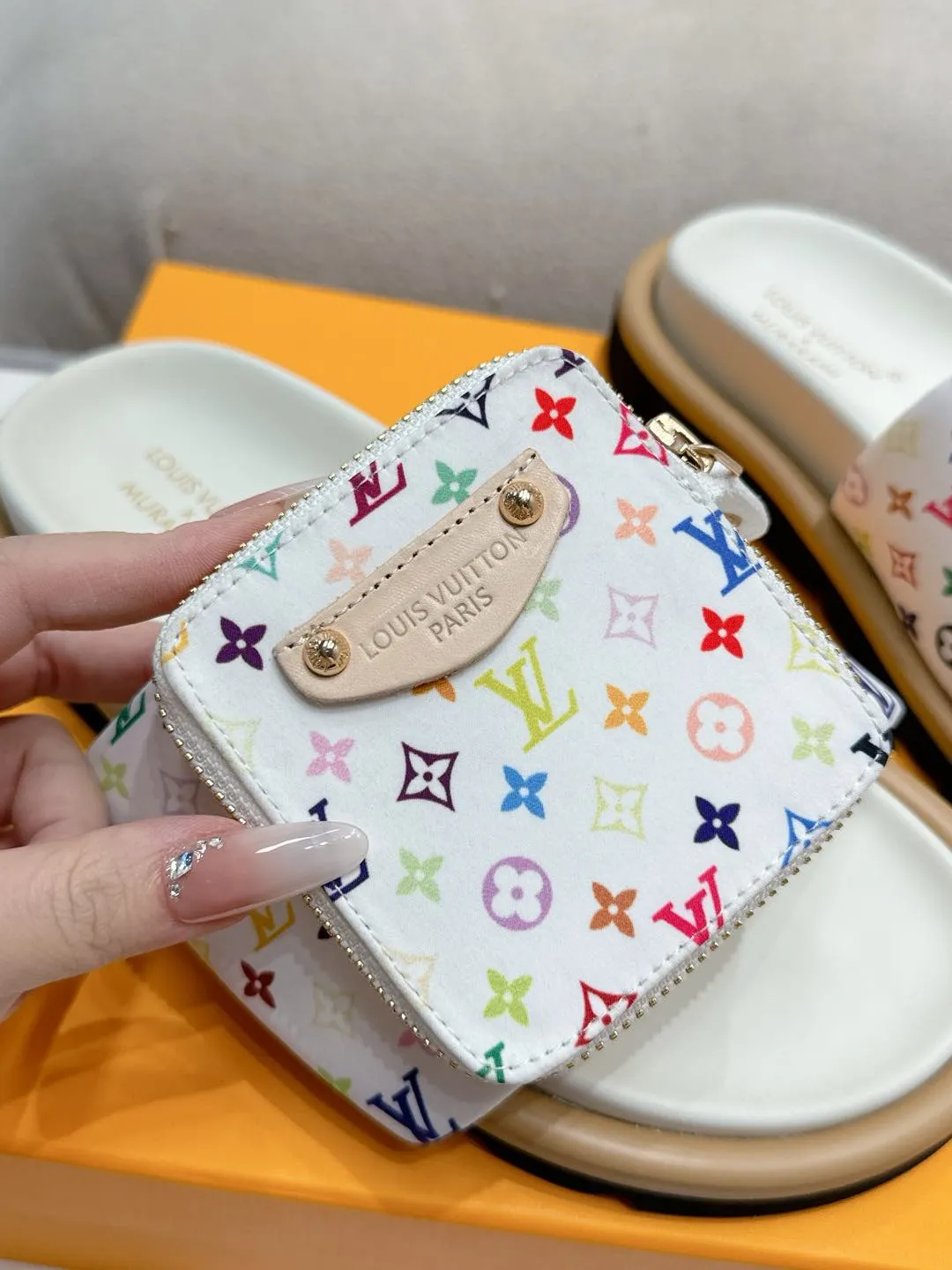 LOUIS VUITTON 新作フラットスリッパ カラフル花柄 - 画像 (10)