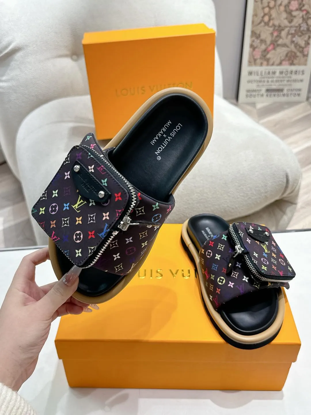 LOUIS VUITTON 新作フラットスリッパ カラフル - 画像 (4)