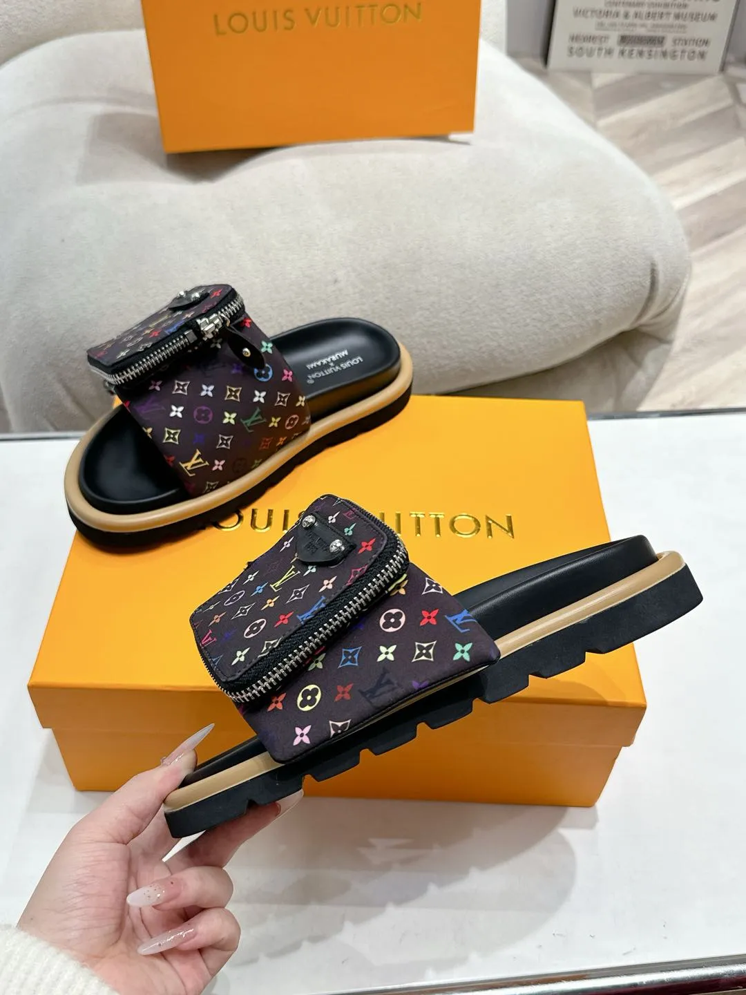 LOUIS VUITTON 新作フラットスリッパ カラフル - 画像 (6)