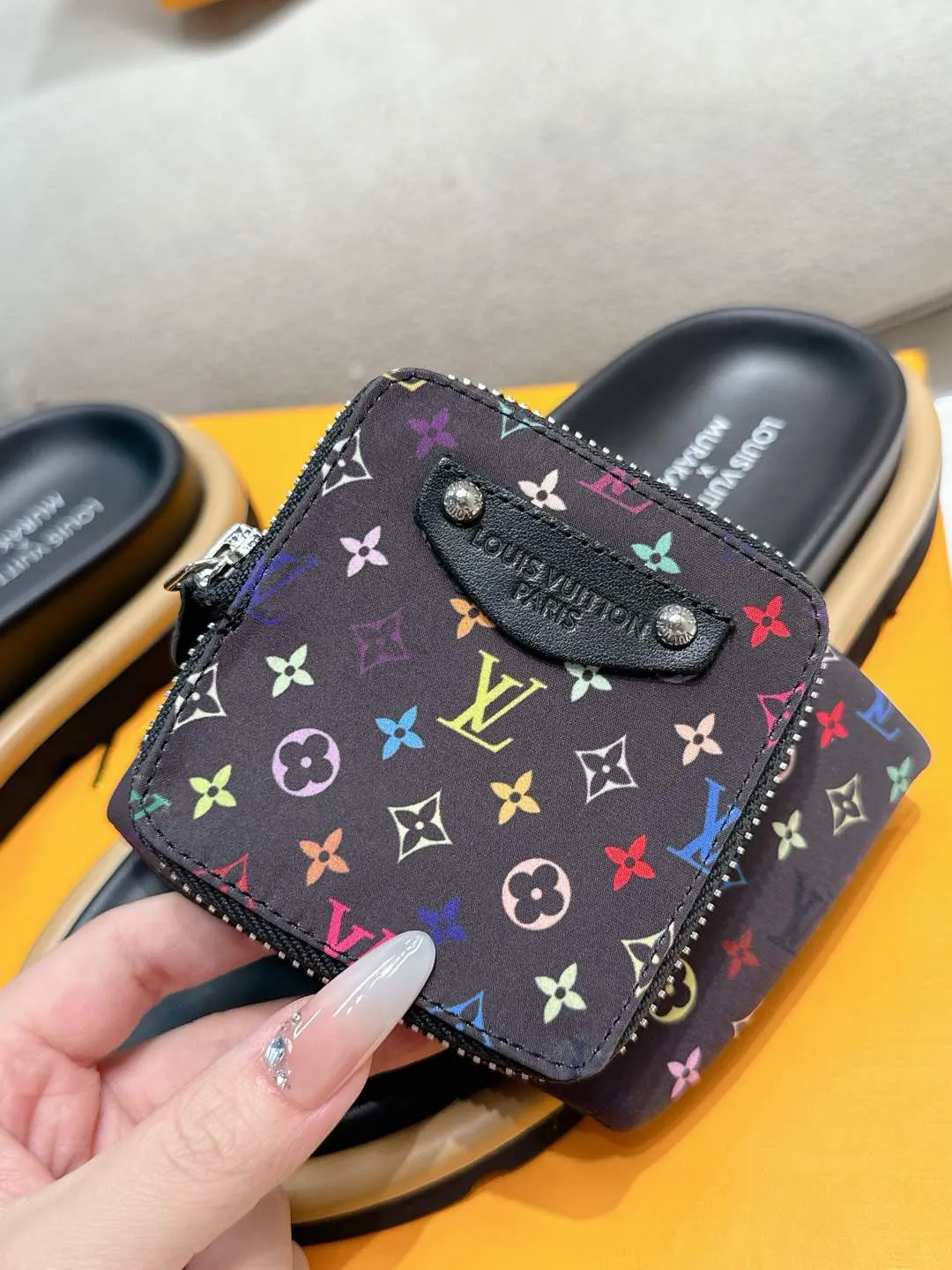 LOUIS VUITTON 新作フラットスリッパ カラフル - 画像 (9)