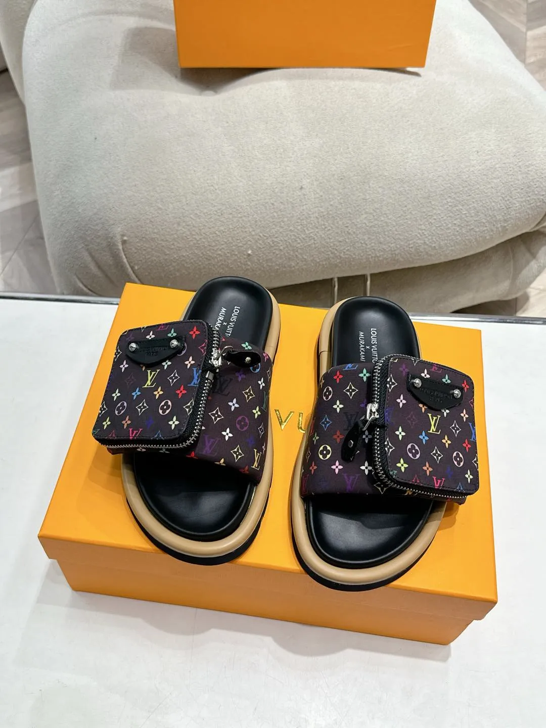 LOUIS VUITTON 新作フラットスリッパ カラフル
