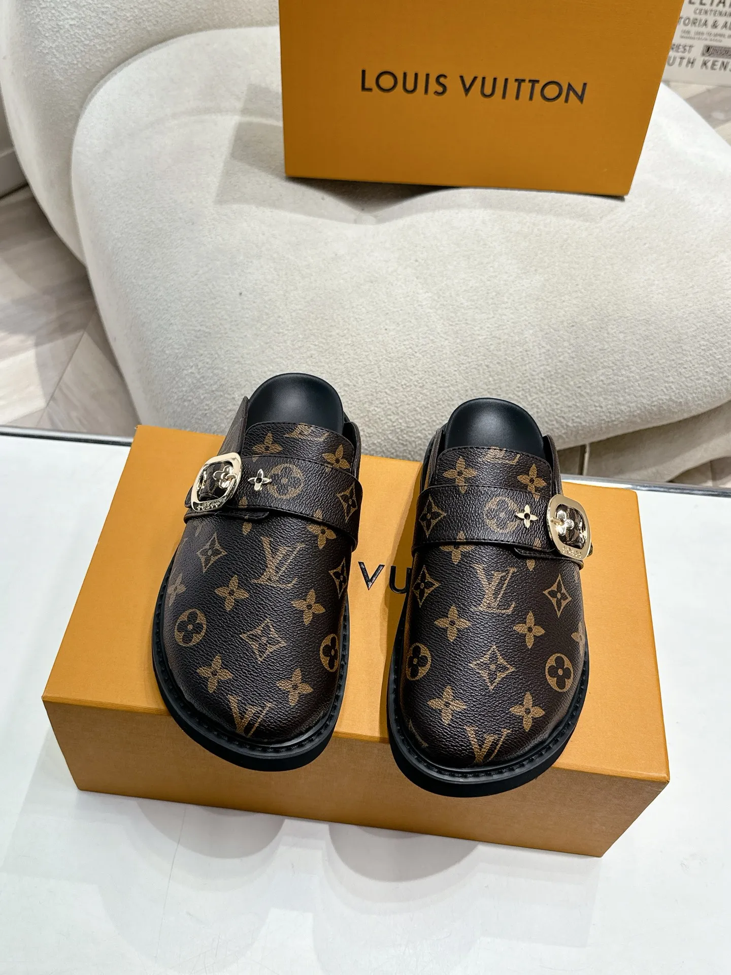 LOUIS VUITTON 新作フラットスリッパ 黒色 四角い頭