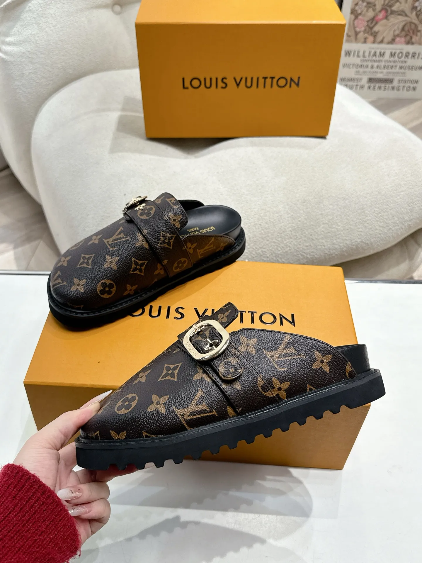 LOUIS VUITTON 新作フラットスリッパ 黒色 四角い頭 - 画像 (3)