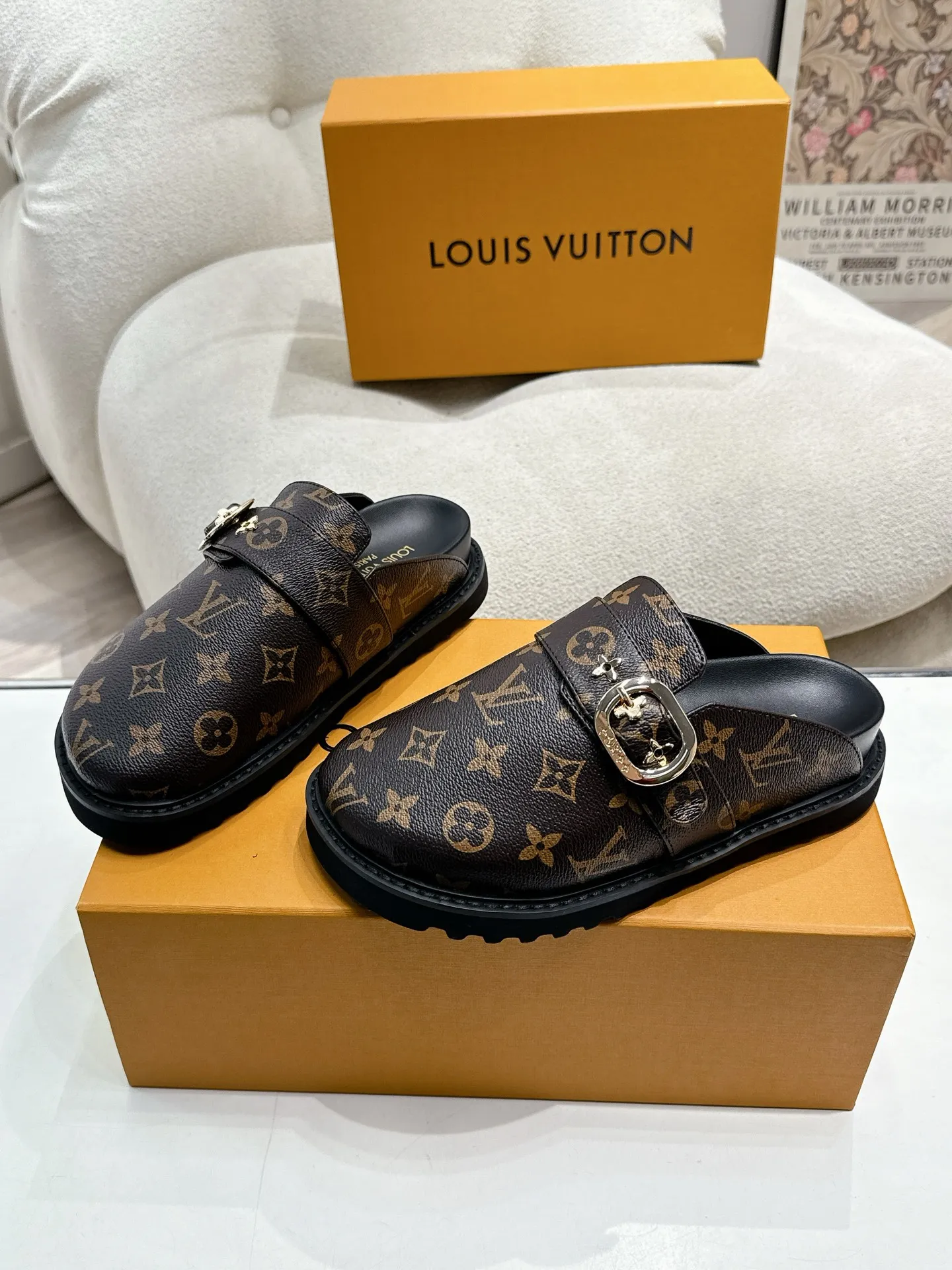 LOUIS VUITTON 新作フラットスリッパ 黒色 四角い頭 - 画像 (4)