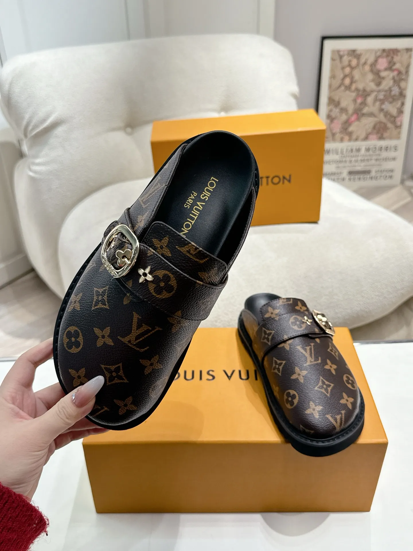 LOUIS VUITTON 新作フラットスリッパ 黒色 四角い頭 - 画像 (5)