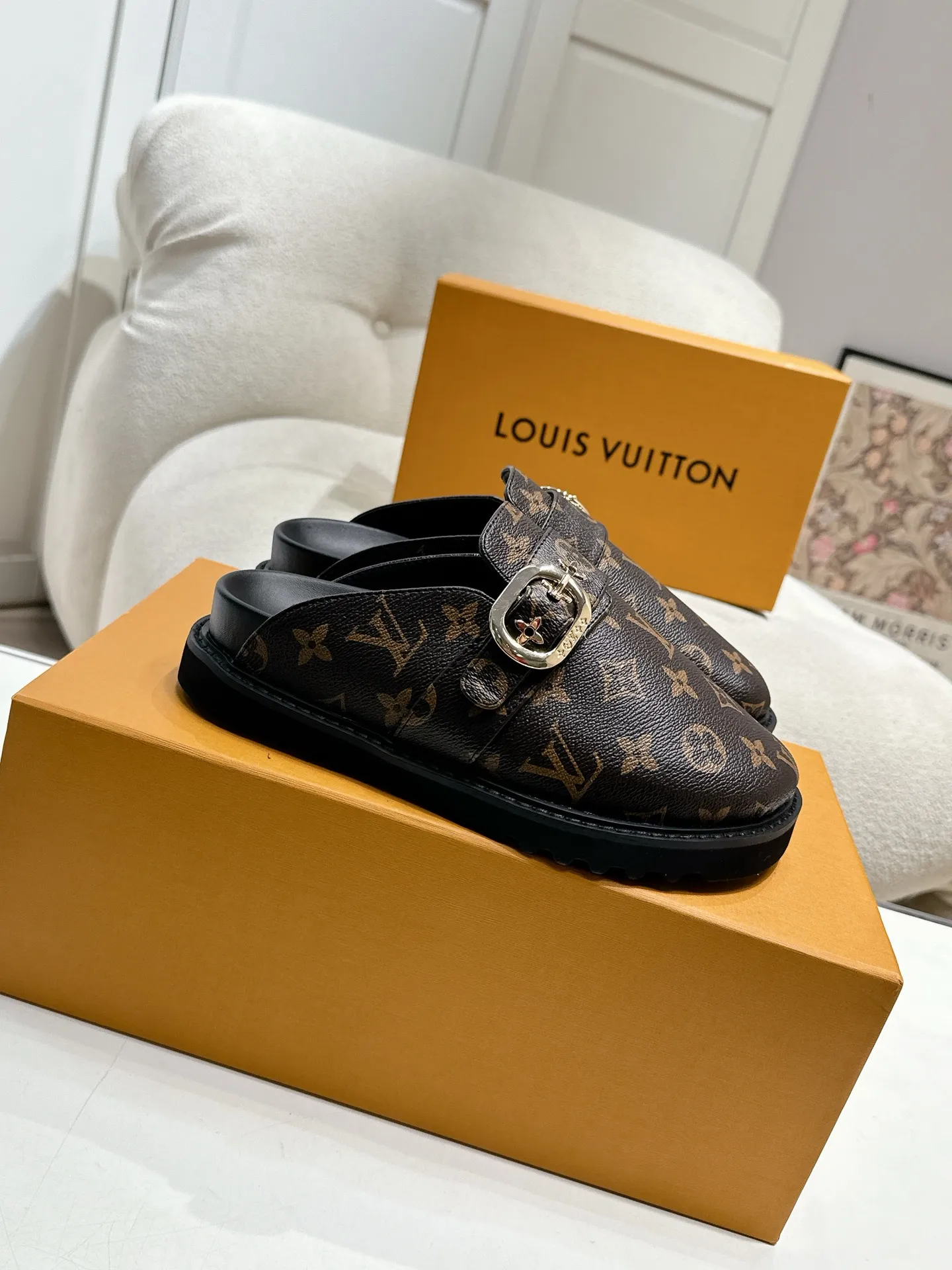 LOUIS VUITTON 新作フラットスリッパ 黒色 四角い頭 - 画像 (6)