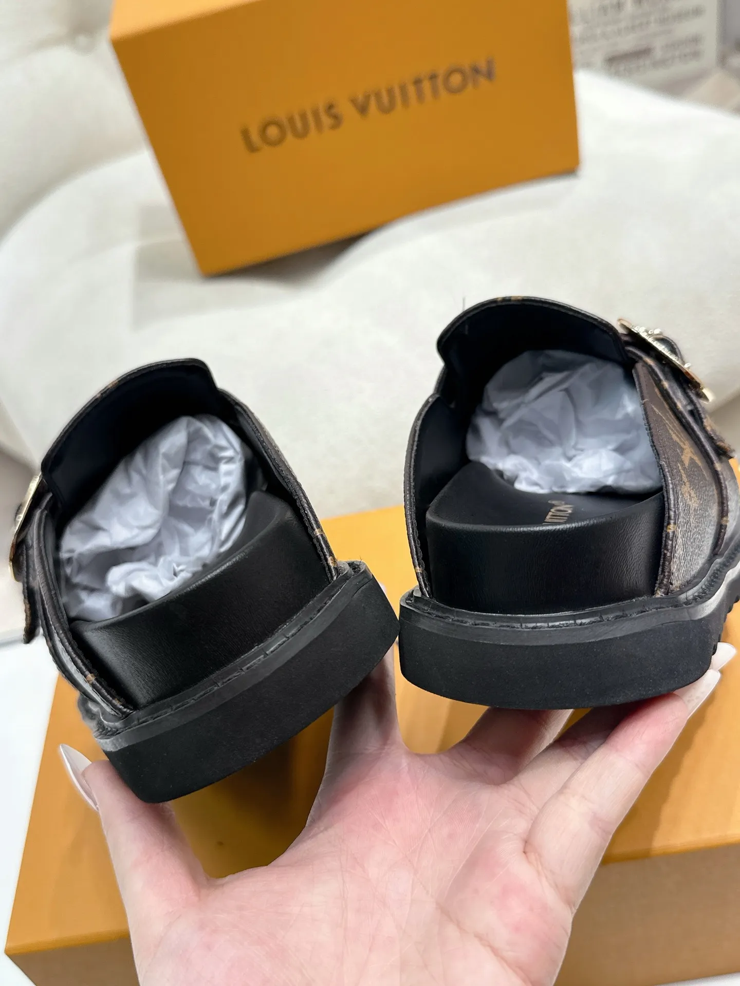 LOUIS VUITTON 新作フラットスリッパ 黒色 四角い頭 - 画像 (7)