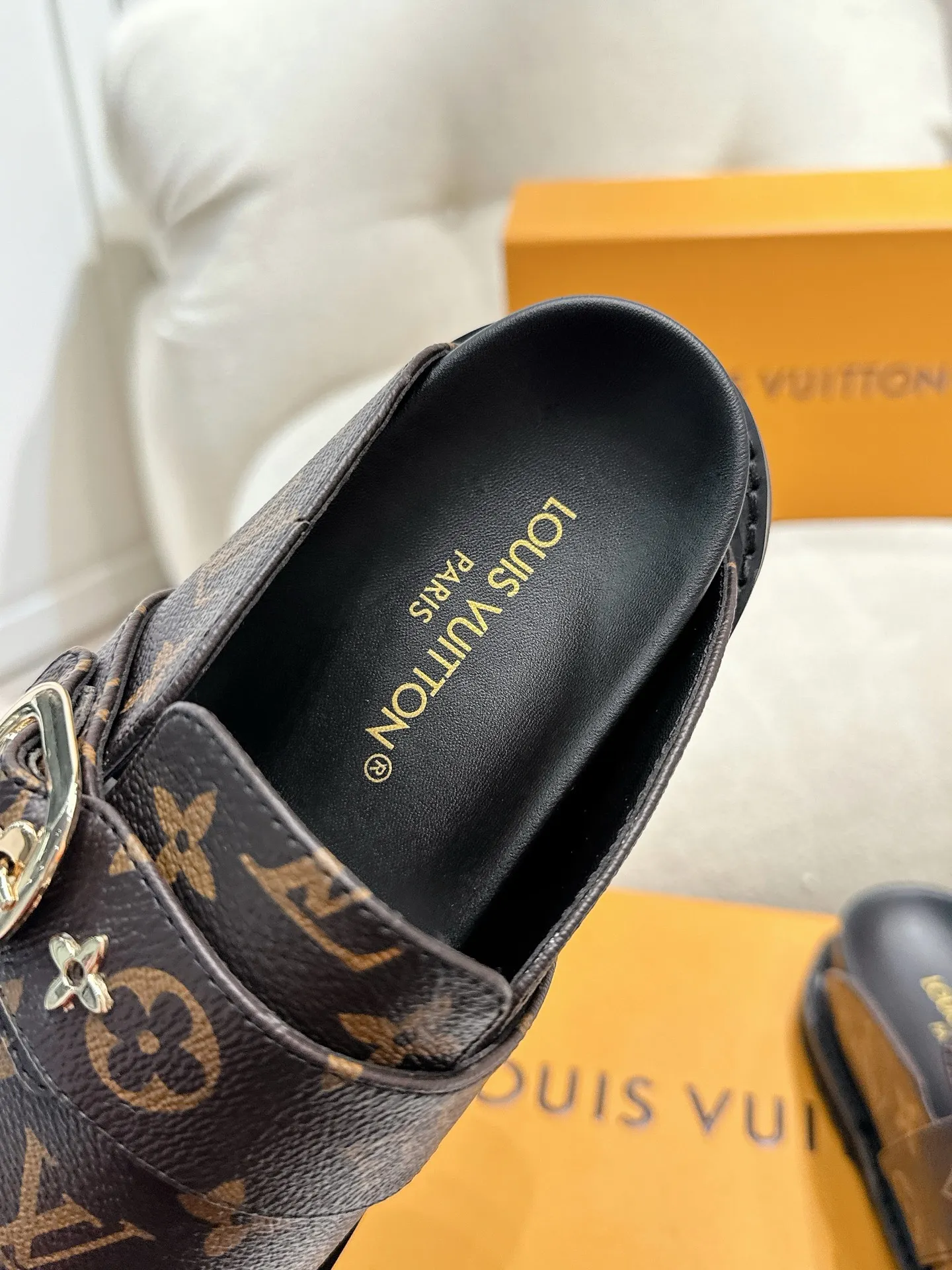 LOUIS VUITTON 新作フラットスリッパ 黒色 四角い頭 - 画像 (8)