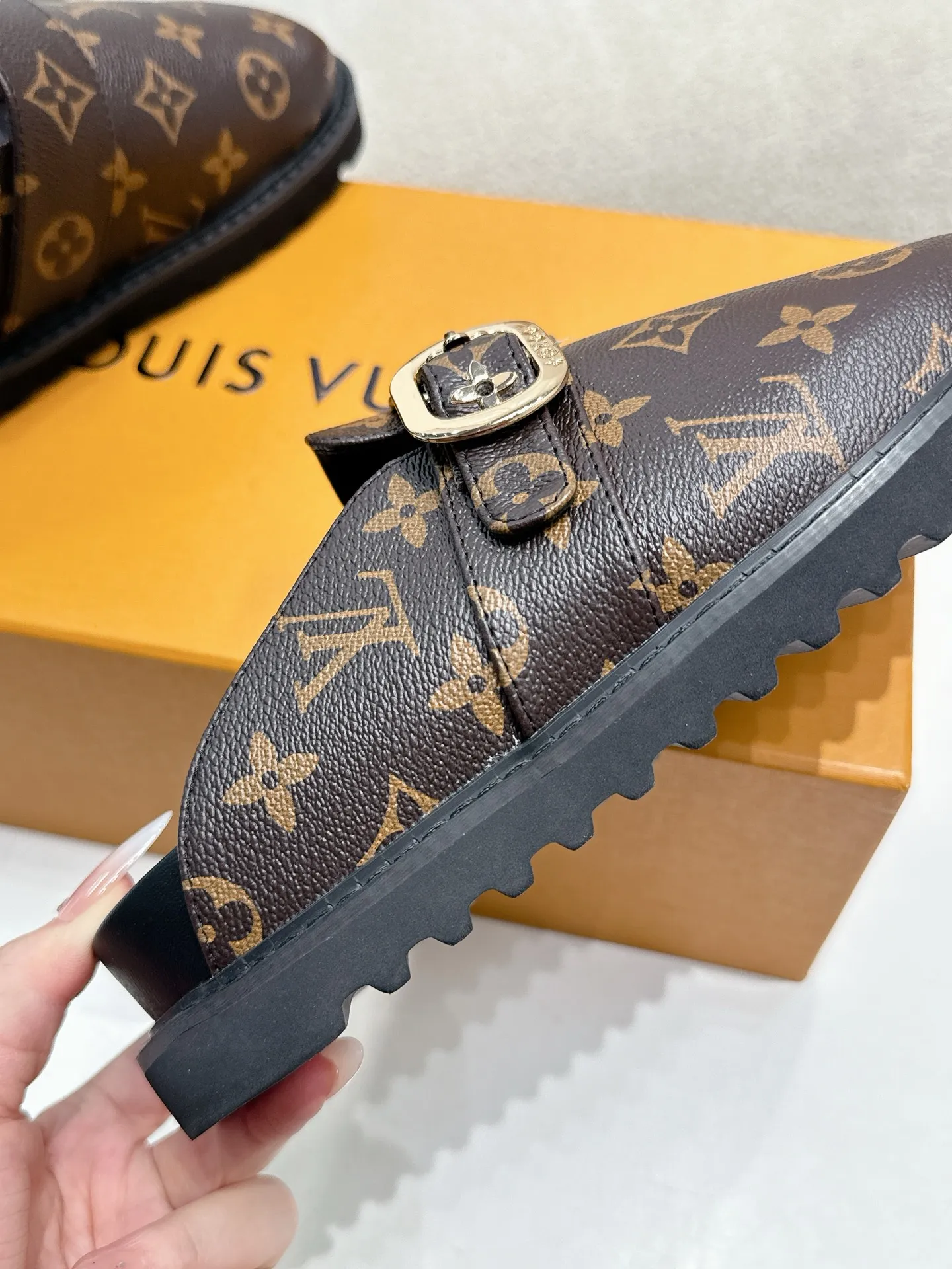LOUIS VUITTON 新作フラットスリッパ 黒色 四角い頭 - 画像 (9)